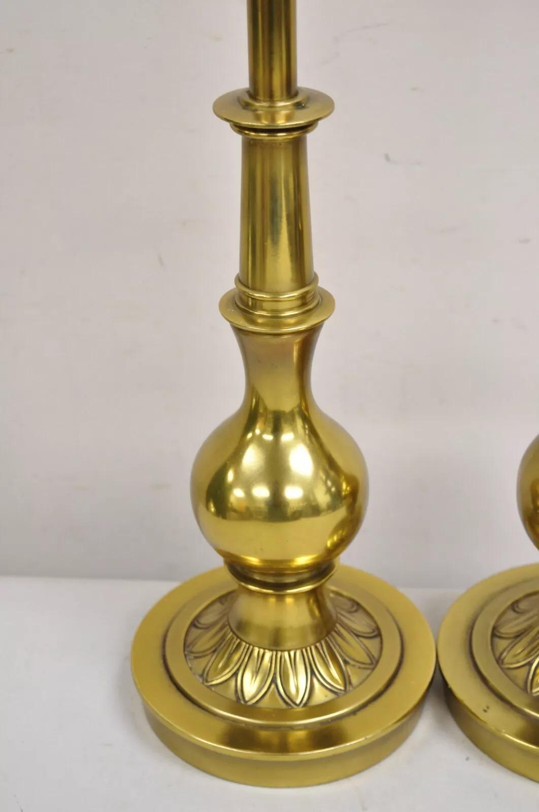 Paire de lampes de bureau vintage Stiffel Hollywood Regency à colonne bulbeuse en laiton Bon état - En vente à Philadelphia, PA