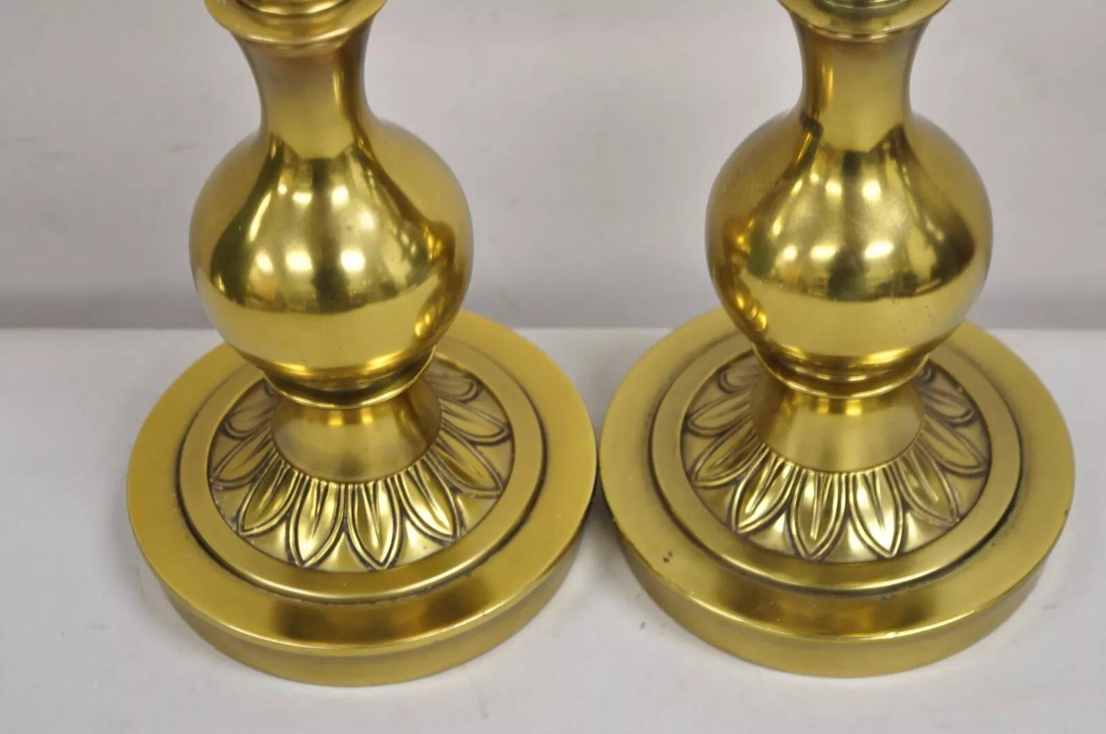 20ième siècle Paire de lampes de bureau vintage Stiffel Hollywood Regency à colonne bulbeuse en laiton en vente