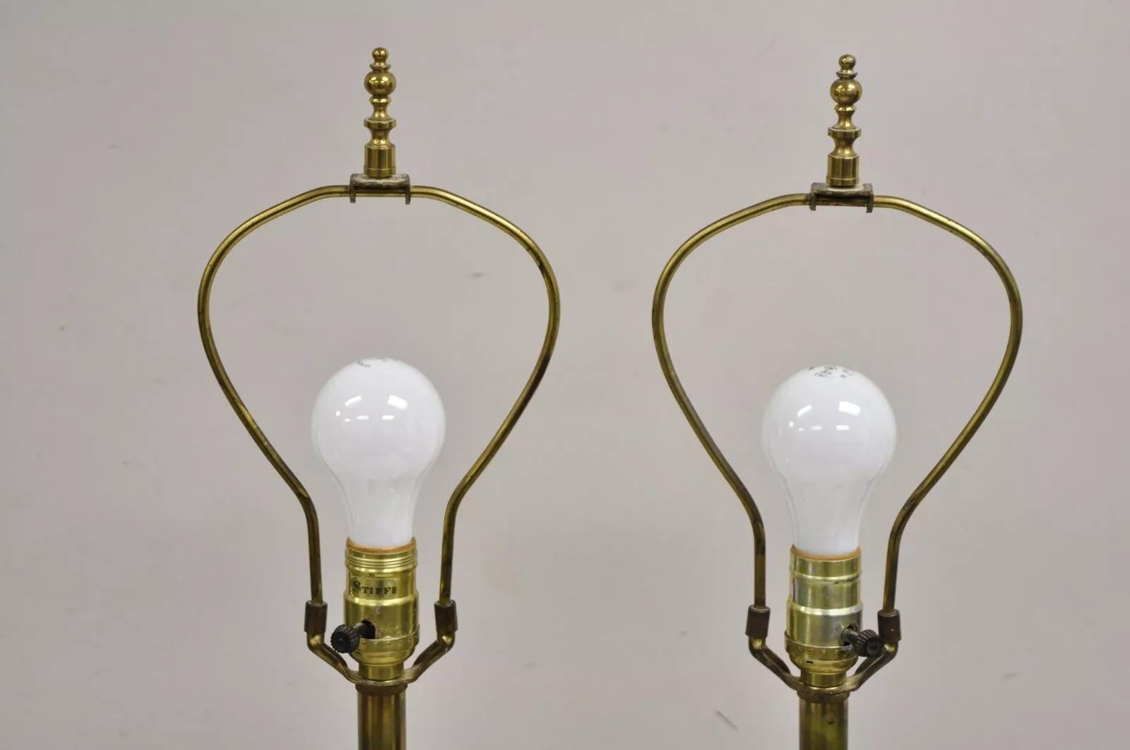 Laiton Paire de lampes de bureau vintage Stiffel Hollywood Regency à colonne bulbeuse en laiton en vente