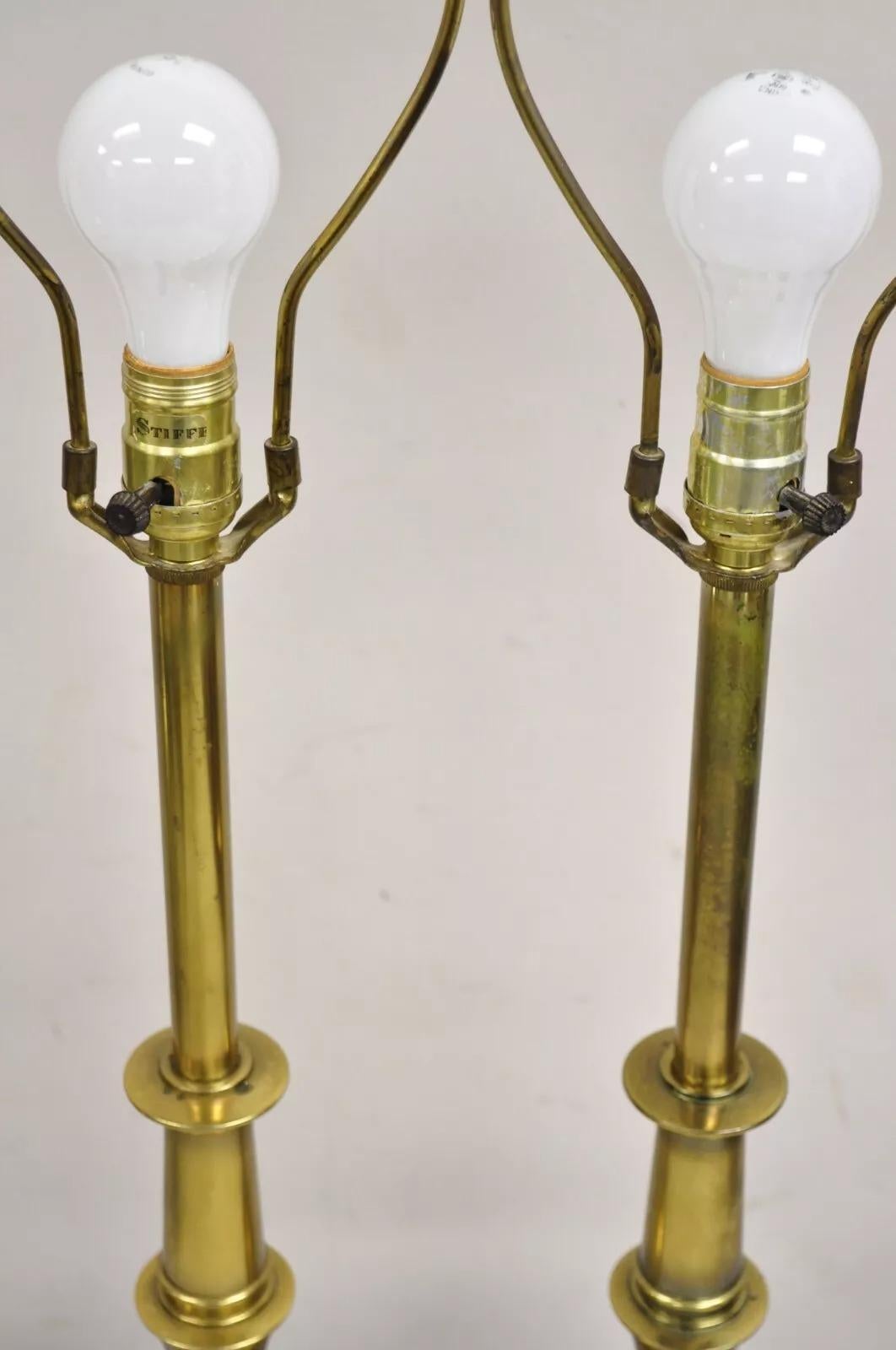 Paire de lampes de bureau vintage Stiffel Hollywood Regency à colonne bulbeuse en laiton en vente 1