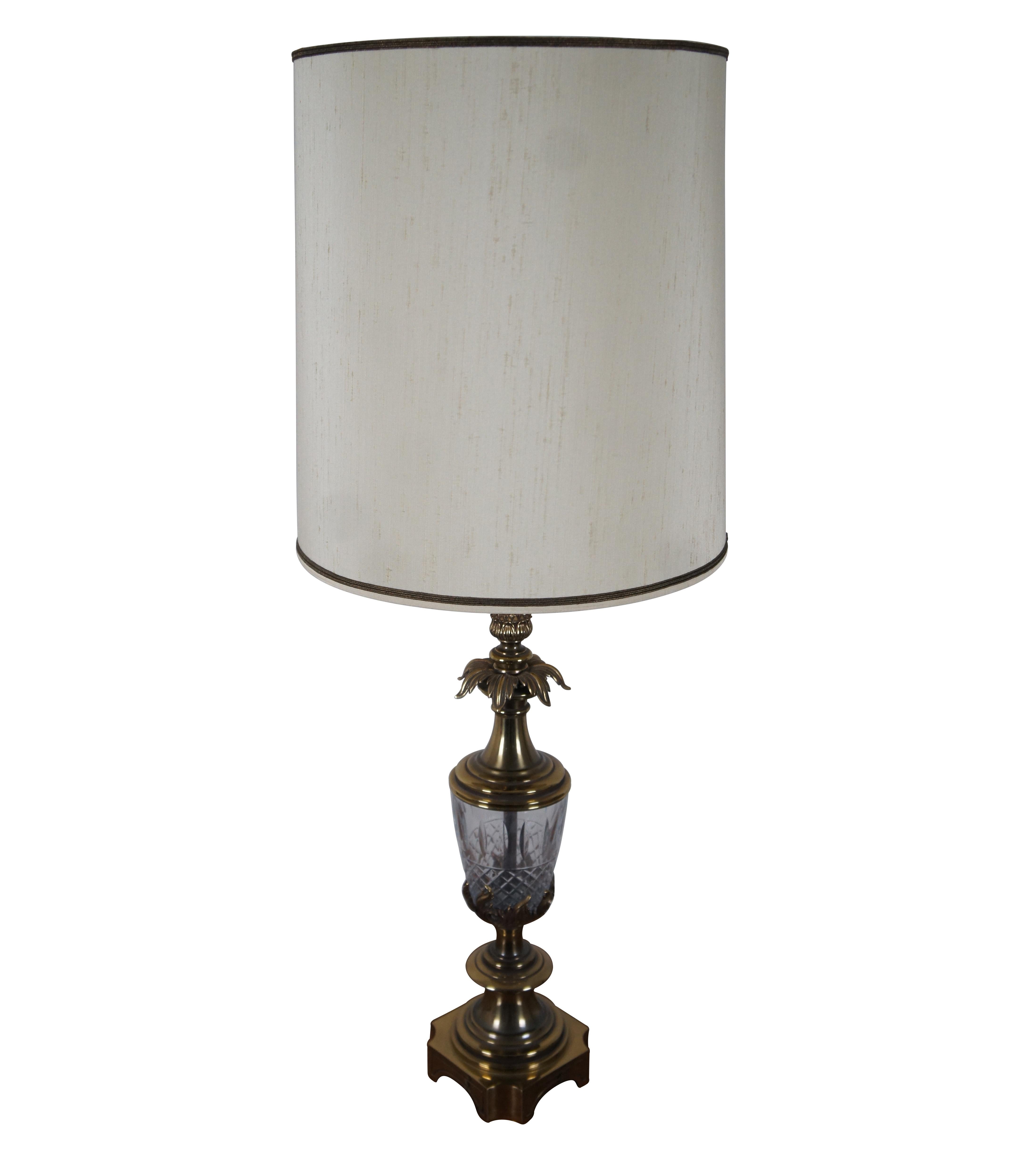 Vintage midcentury Stiffel brass and cut glass pineapple, Hollywood Regency style table lamp. Includes off white linen shade with metallic bronze trim.

Measures: 6” x 6” x 29.5” / Shade - 16.5” x 18” / Total Height – 41.75” (Width x Depth x