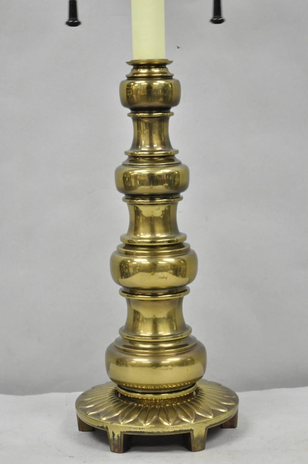 Vintage Stiffel Hollywood Regency Tall Brass Candlestick Column Table Lamp In Good Condition For Sale In Philadelphia, PA