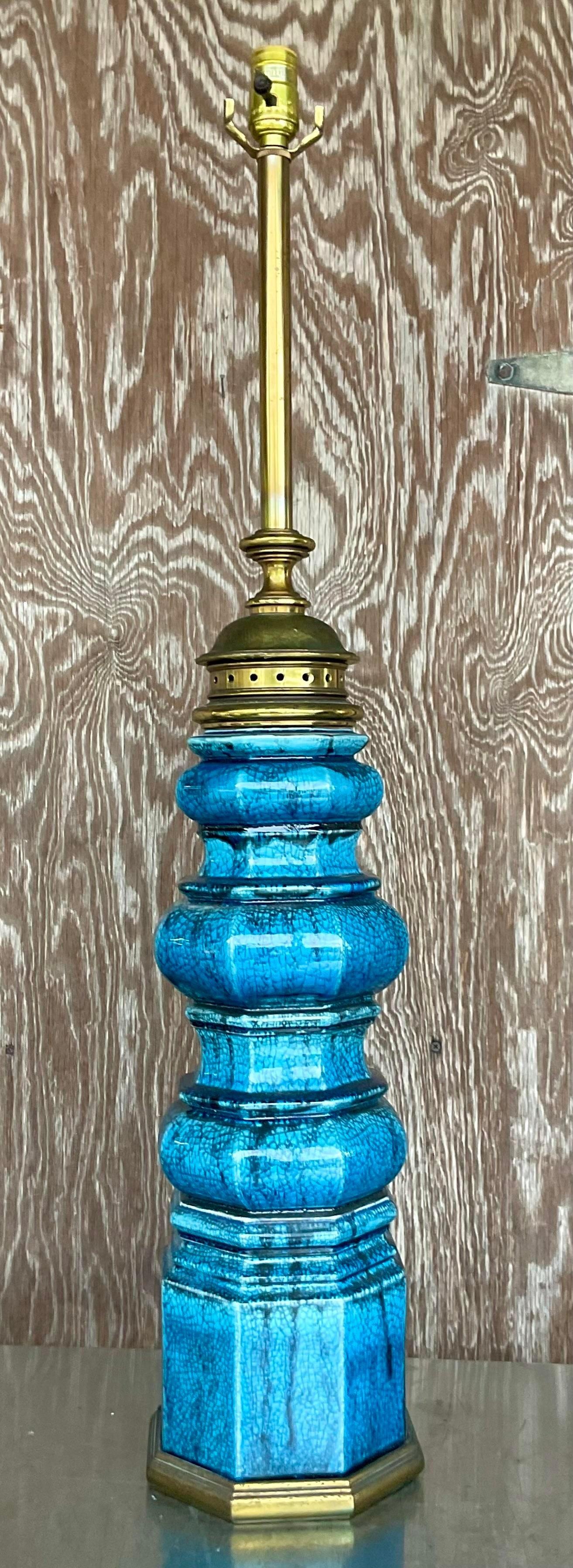 Une superbe lampe de table MCM vintage. Fabriqué par l'emblématique groupe Stiffel. Un corps chic en céramique émaillée bleu brillant avec de lourds détails en laiton. Acquis d'une succession de Ft Lauderdale. 