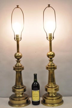 Pareja de lámparas de sobremesa neoclásicas vintage Stiffel de latón con columna en forma de bala de cañón