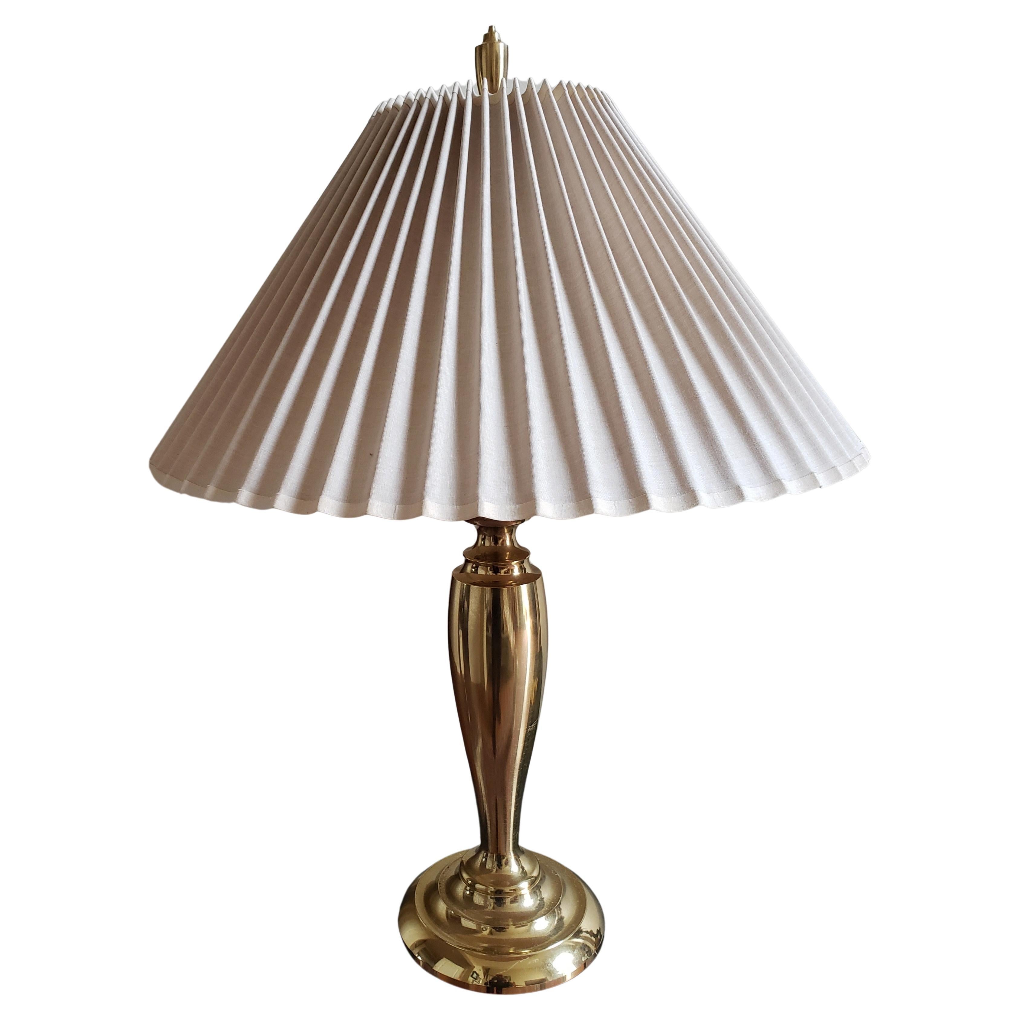 Vintage Stiffel solid crackle brass MCM Hollywood Regency lamp in the form of a trophy. Comes with original harp and heavy solid brass finial. Good vintage condition.

W3LR040622.
 