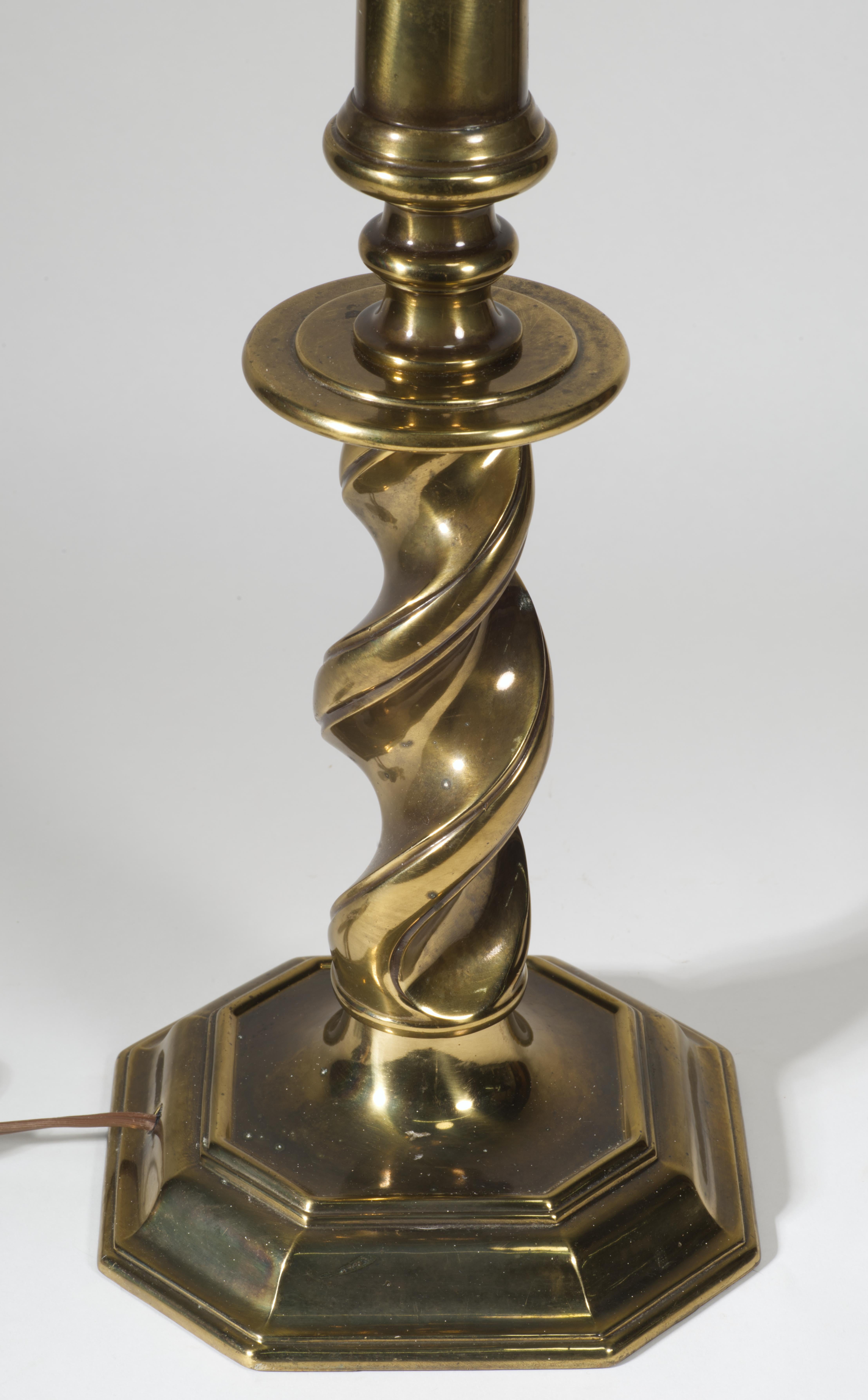  Vintage heavy brass table lamp features an elegant candlestick or baluster lamp form with barley twist accent on the column. The lamp is mounted on heavy, stable stepped octagonal base, creating a streamlined silhouette.

The lamp measures 27.5