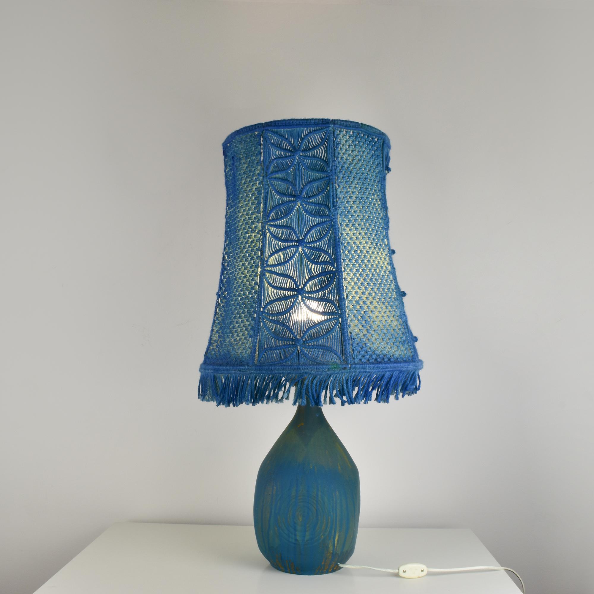 Mid-Century moderno Lampada in ceramica d'epoca in stile Stig Lindberg con paralume in macramè - toni del blu in vendita
