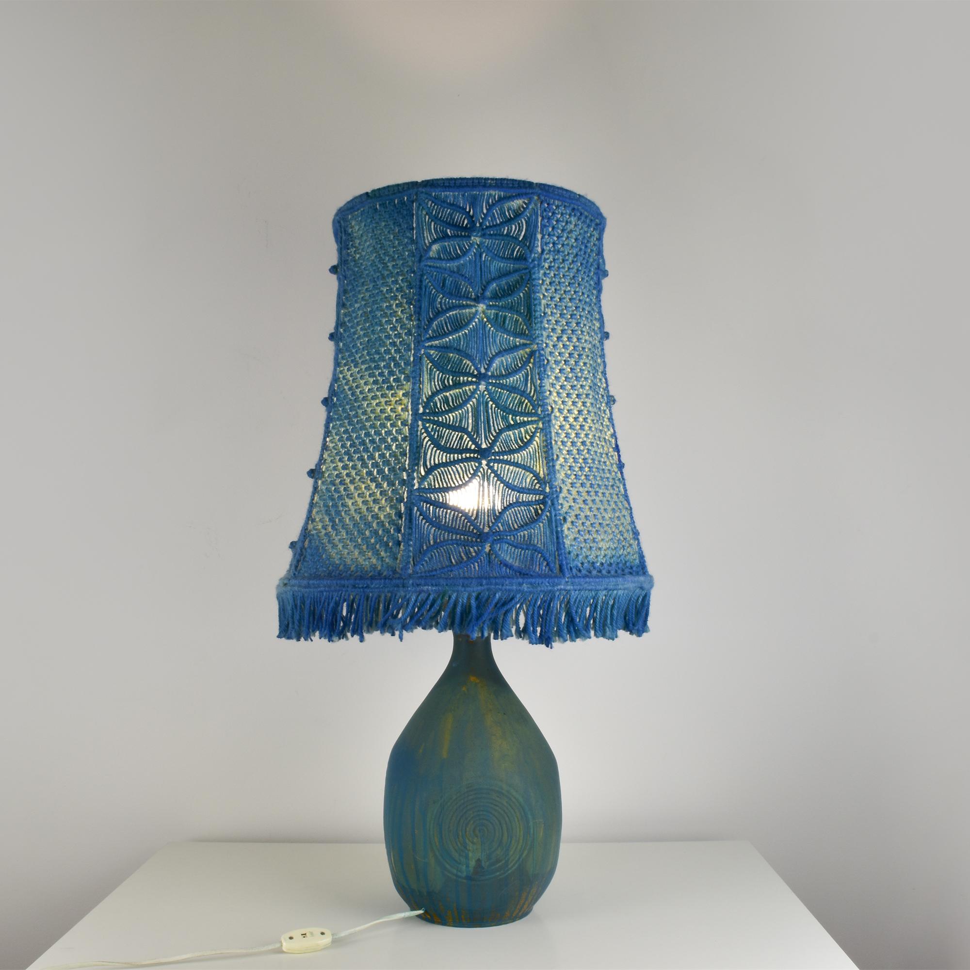 Tedesco Lampada in ceramica d'epoca in stile Stig Lindberg con paralume in macramè - toni del blu in vendita