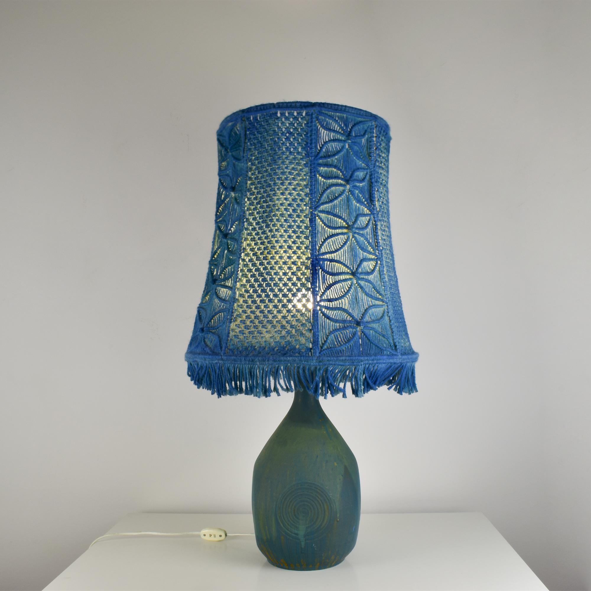 Fatto a mano Lampada in ceramica d'epoca in stile Stig Lindberg con paralume in macramè - toni del blu in vendita