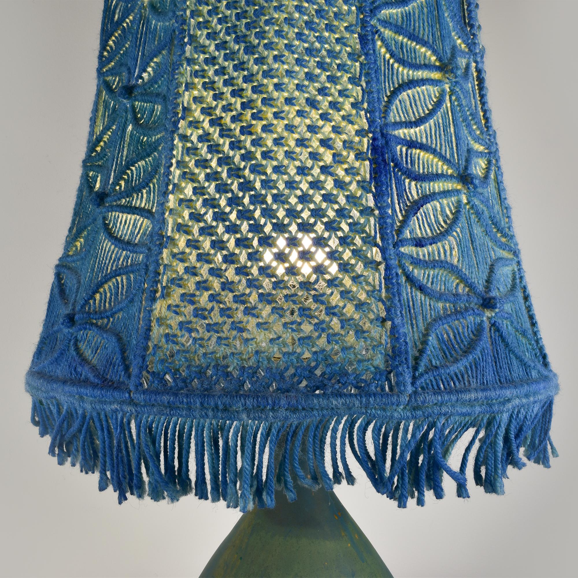 Lampada in ceramica d'epoca in stile Stig Lindberg con paralume in macramè - toni del blu In condizioni buone in vendita a Bad Säckingen, DE