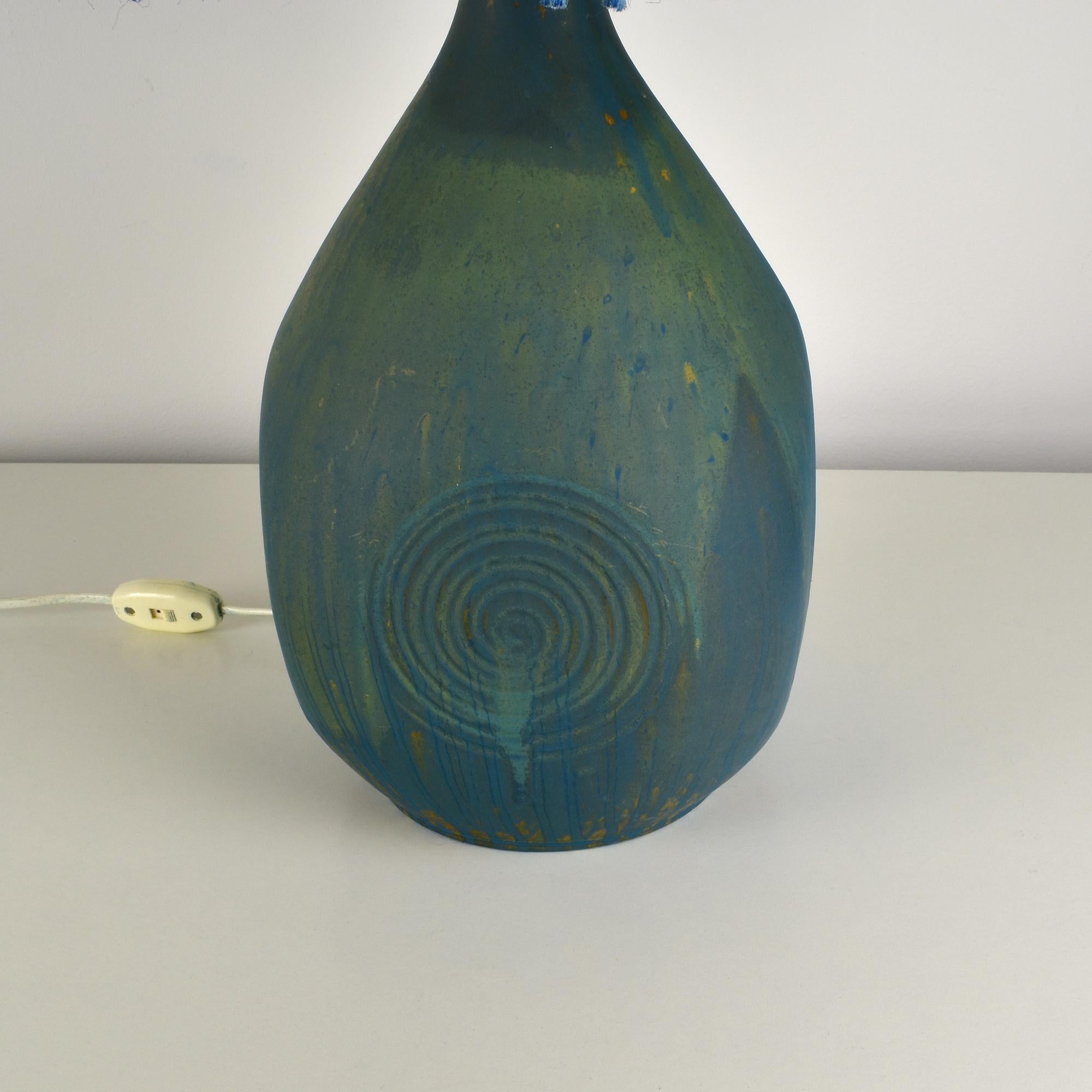 Metà XX secolo Lampada in ceramica d'epoca in stile Stig Lindberg con paralume in macramè - toni del blu in vendita