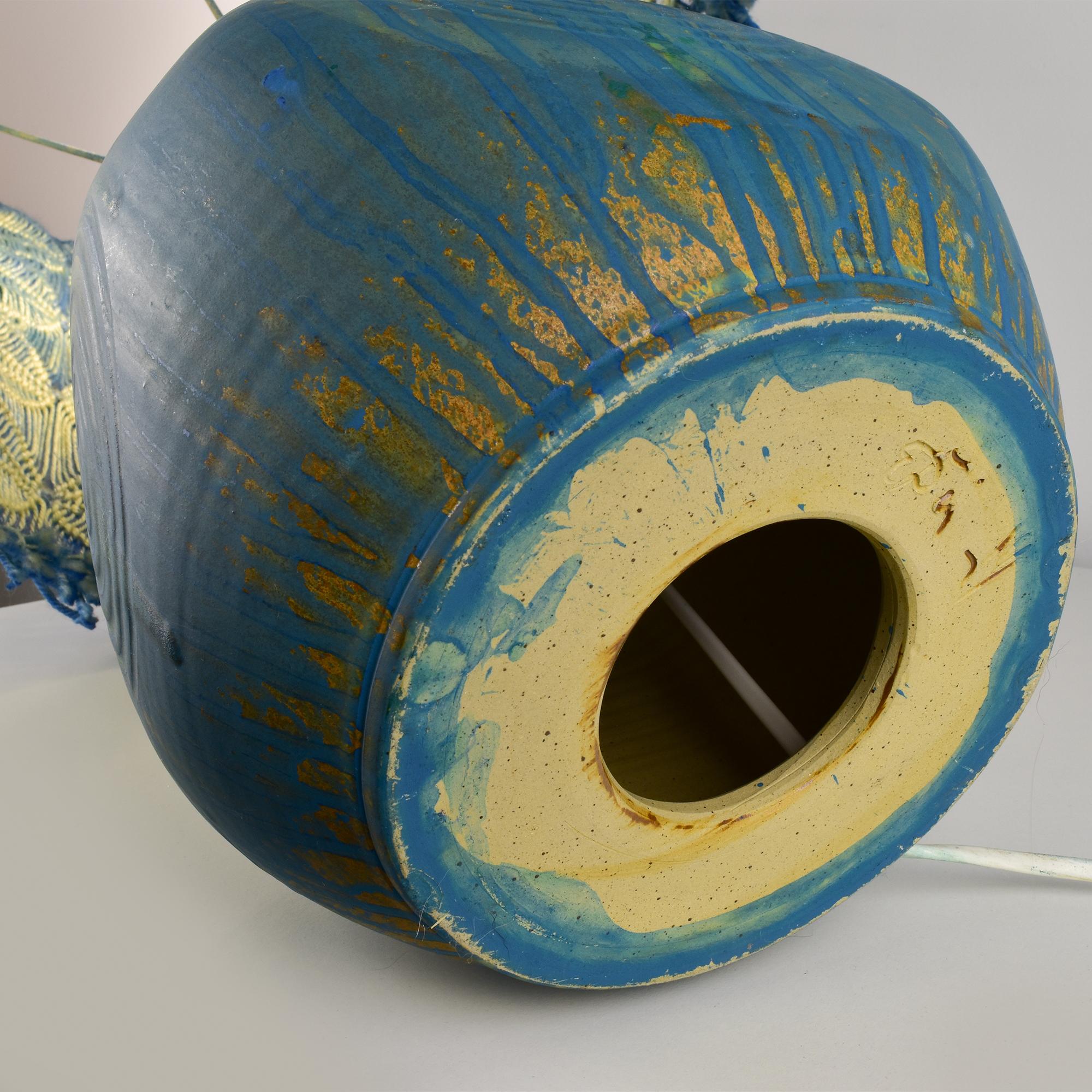 Tessuto Lampada in ceramica d'epoca in stile Stig Lindberg con paralume in macramè - toni del blu in vendita