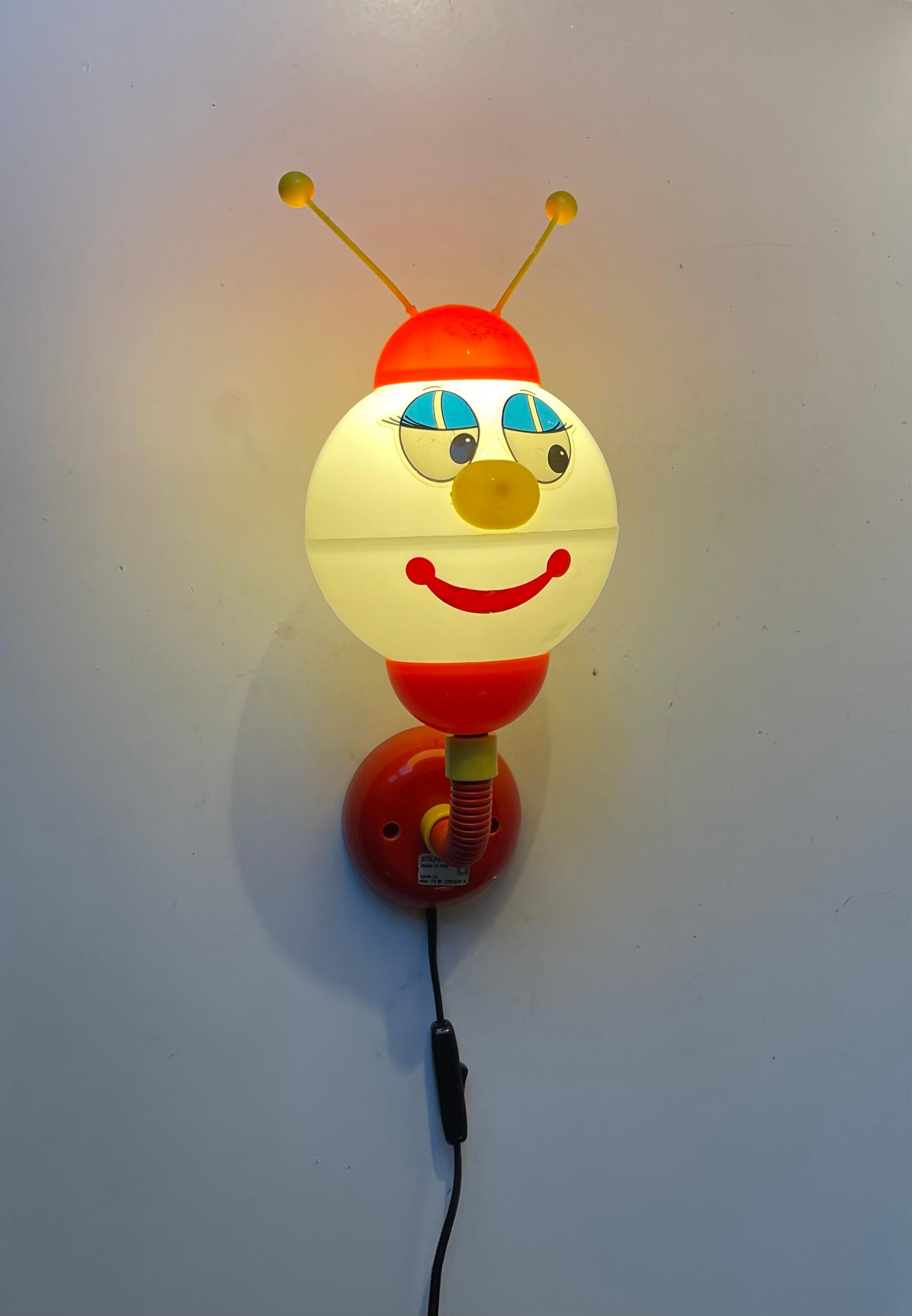 Aplique figurado italiano Childs regulable de la década de 1970. Fabricado por Stilfer Milano hacia 1970-75. Está fabricado totalmente en plástico, funciona y tiene un interruptor de encendido/apagado en su cable negro. 

Medidas: Altura: 33 cm,