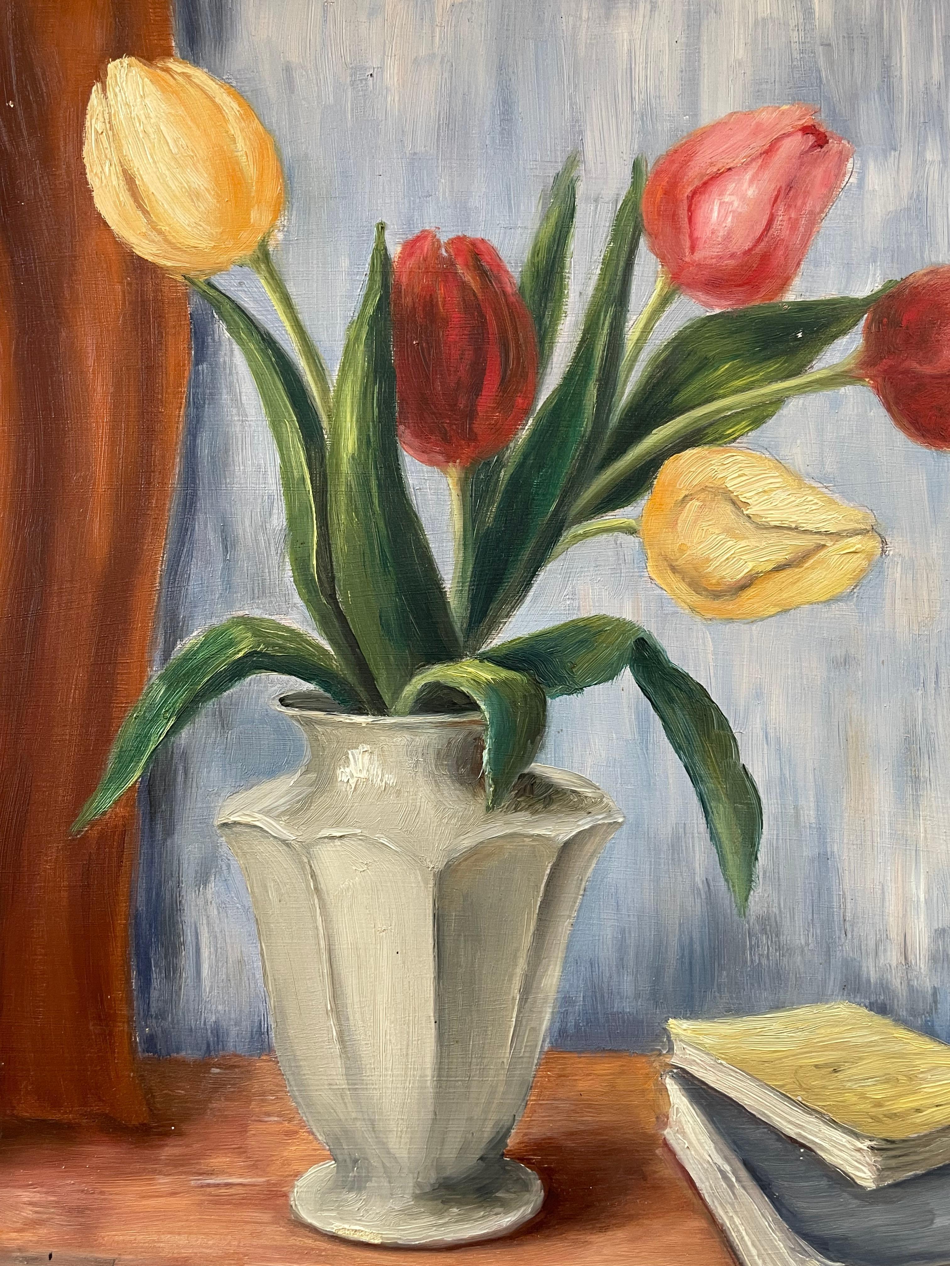 Vintage Stillleben Ölgemälde von Tulpenblüten in einer stilvollen Vase und Bücher (Dänisch) im Angebot