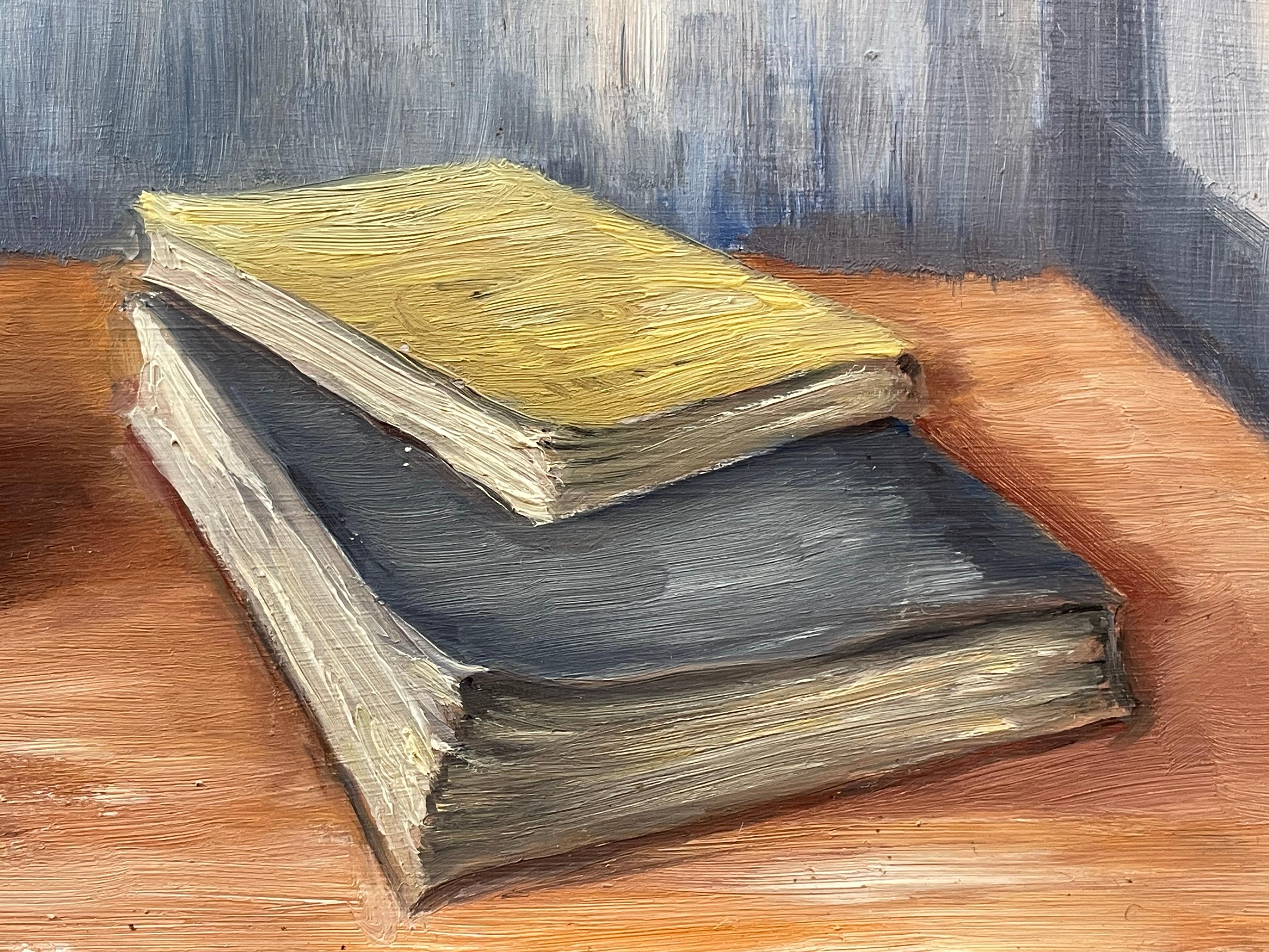 Vintage Stillleben Ölgemälde von Tulpenblüten in einer stilvollen Vase und Bücher (Gemalt) im Angebot