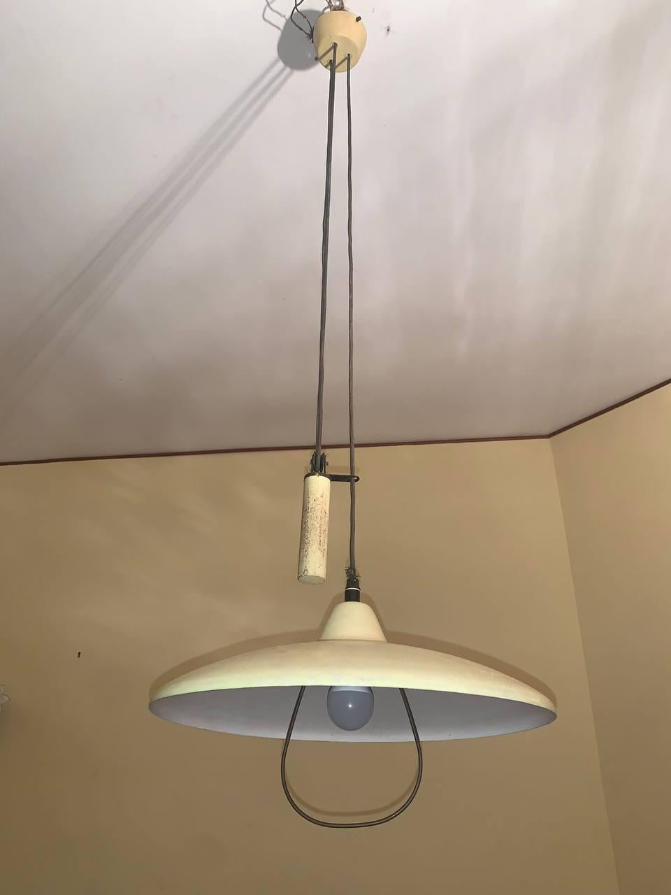 Rara lampada a sospensione a carrucola contrapposta progettata e prodotta da Stilnovo, Italia 1955. Cette lampe à suspension a la possibilité de changer facilement d'épaisseur et peut servir à plusieurs niveaux en un seul endroit. Grâce à un