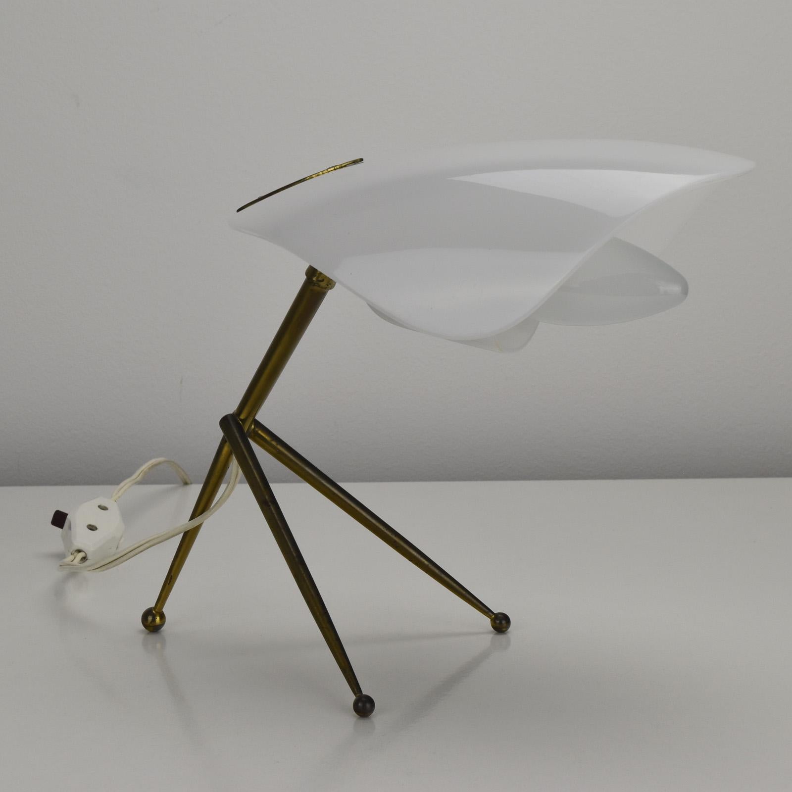 Stilnovo-Tischlampe aus Acryl und Messing, Mid-Century Modern, italienisches Design (Moderne der Mitte des Jahrhunderts) im Angebot