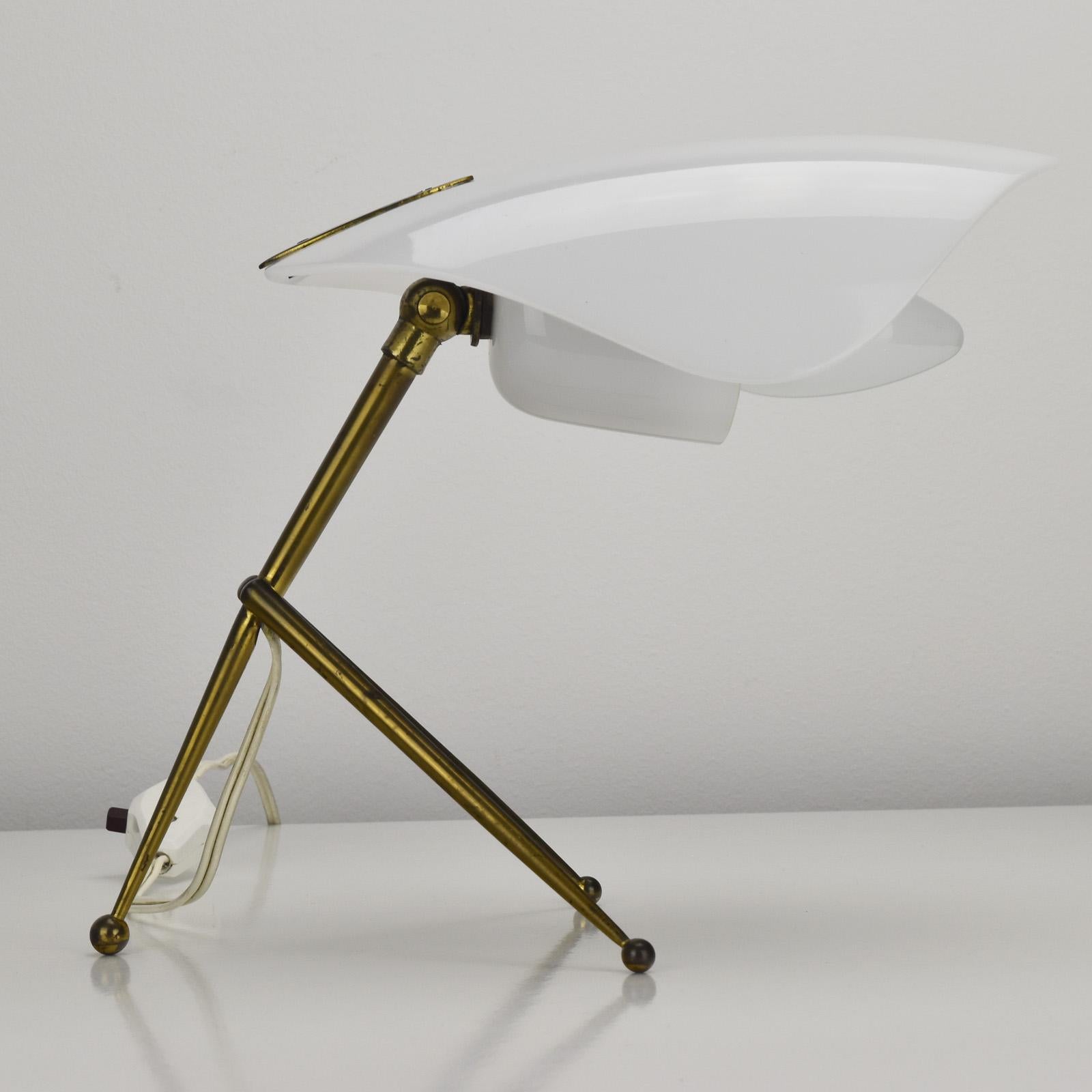 20ième siècle Lampe de bureau vintage Stilnovo en acrylique et laiton, design italien moderne du milieu du siècle dernier en vente