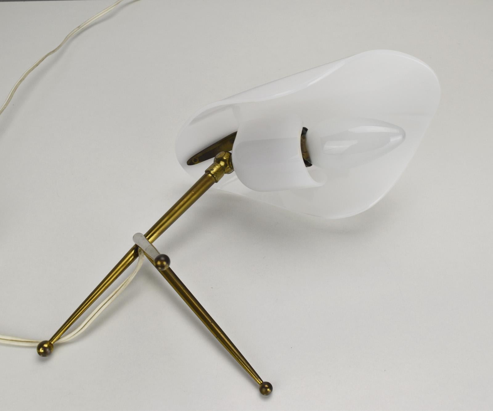 Laiton Lampe de bureau vintage Stilnovo en acrylique et laiton, design italien moderne du milieu du siècle dernier en vente