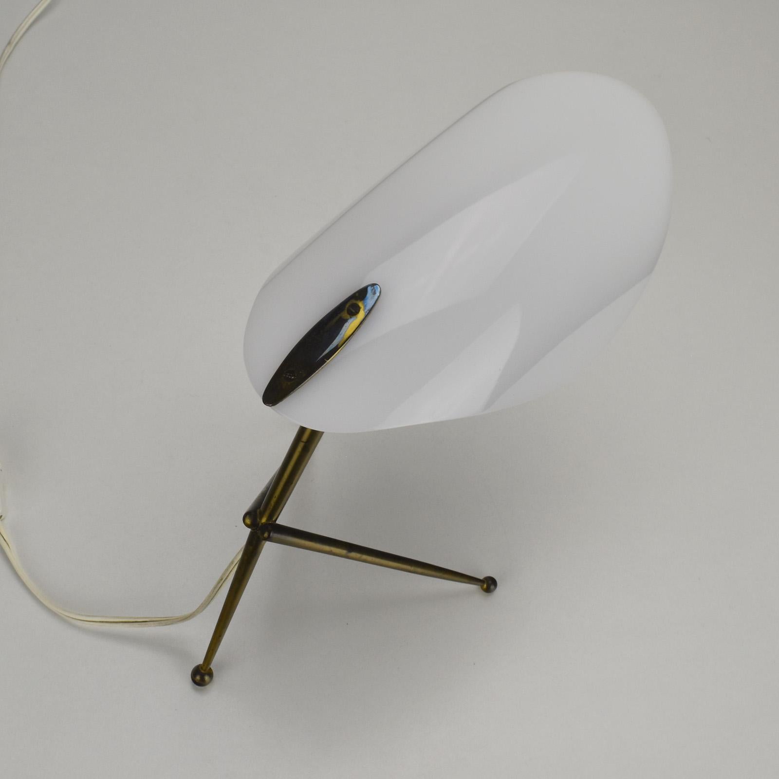Lampe de bureau vintage Stilnovo en acrylique et laiton, design italien moderne du milieu du siècle dernier en vente 1