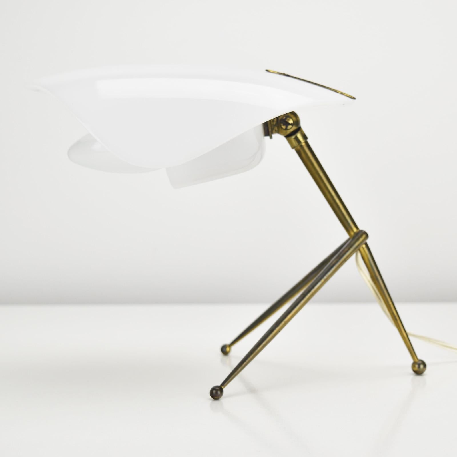 Lampe de bureau vintage Stilnovo en acrylique et laiton, design italien moderne du milieu du siècle dernier en vente 3