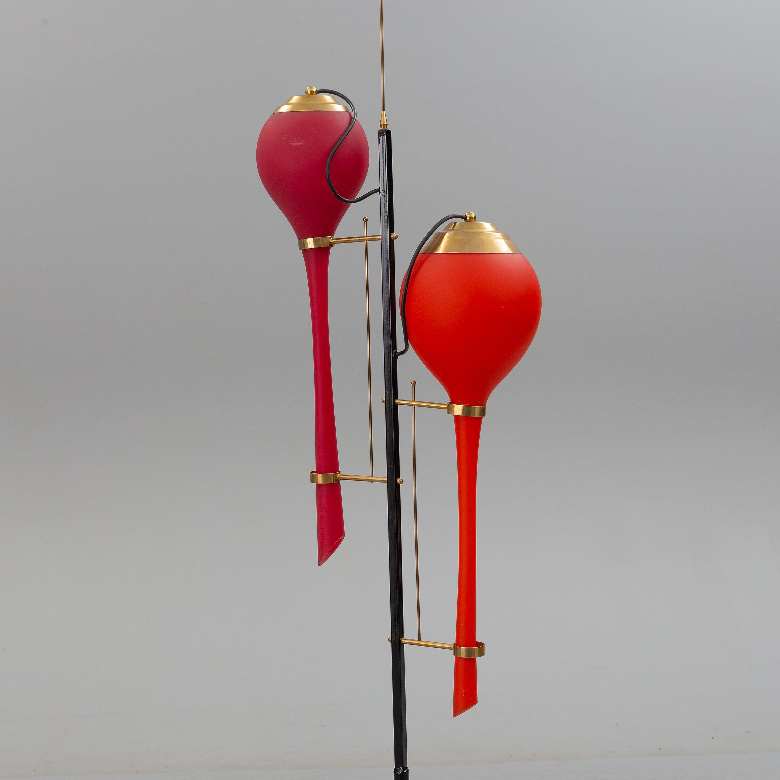 Stilnovo floor lamp from the 1950s in murano glass and brass details.
