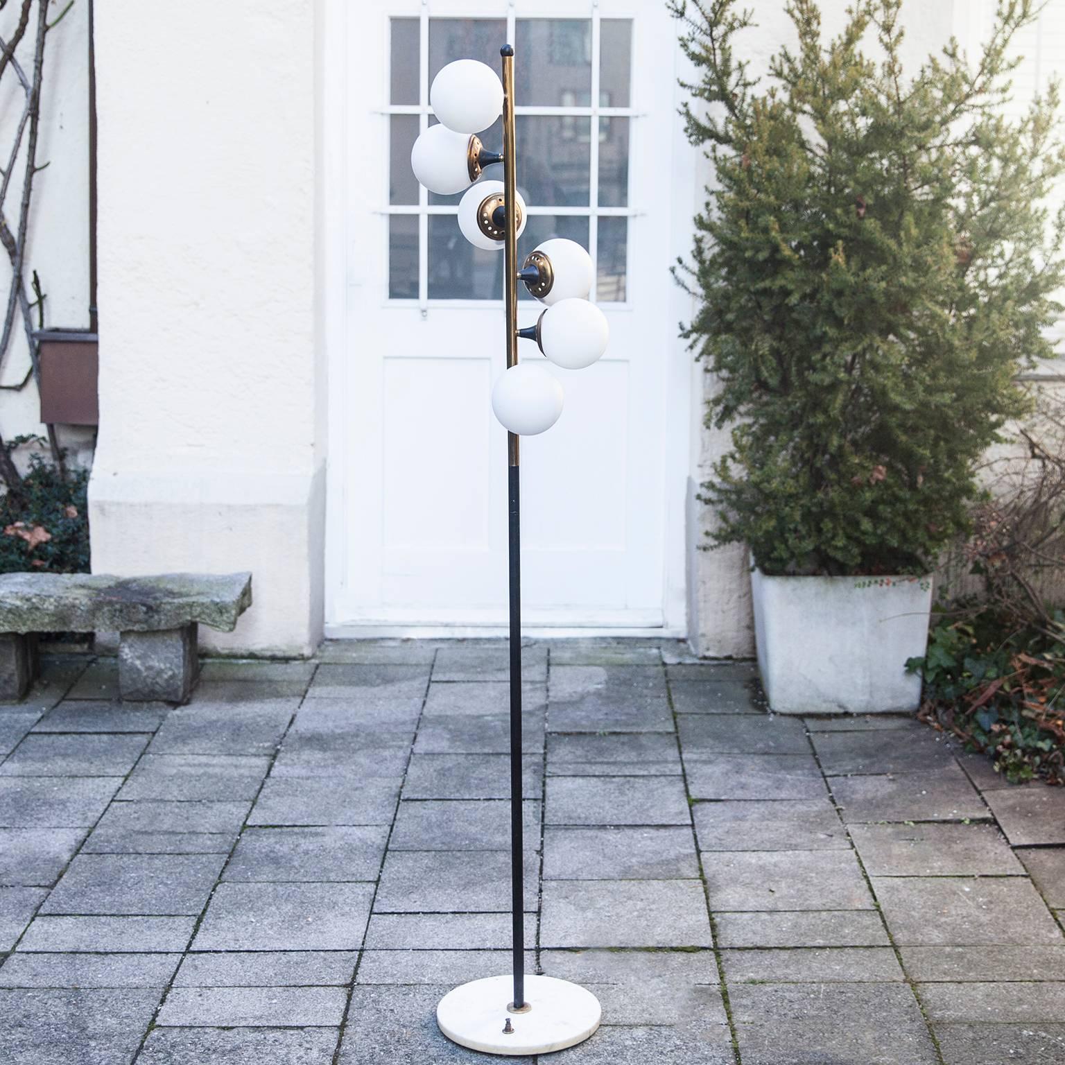 Original vintage Stilnovo floor lamp, marble round base, black metal and brass structure and white six opaline glass shades, Italy, 1950.