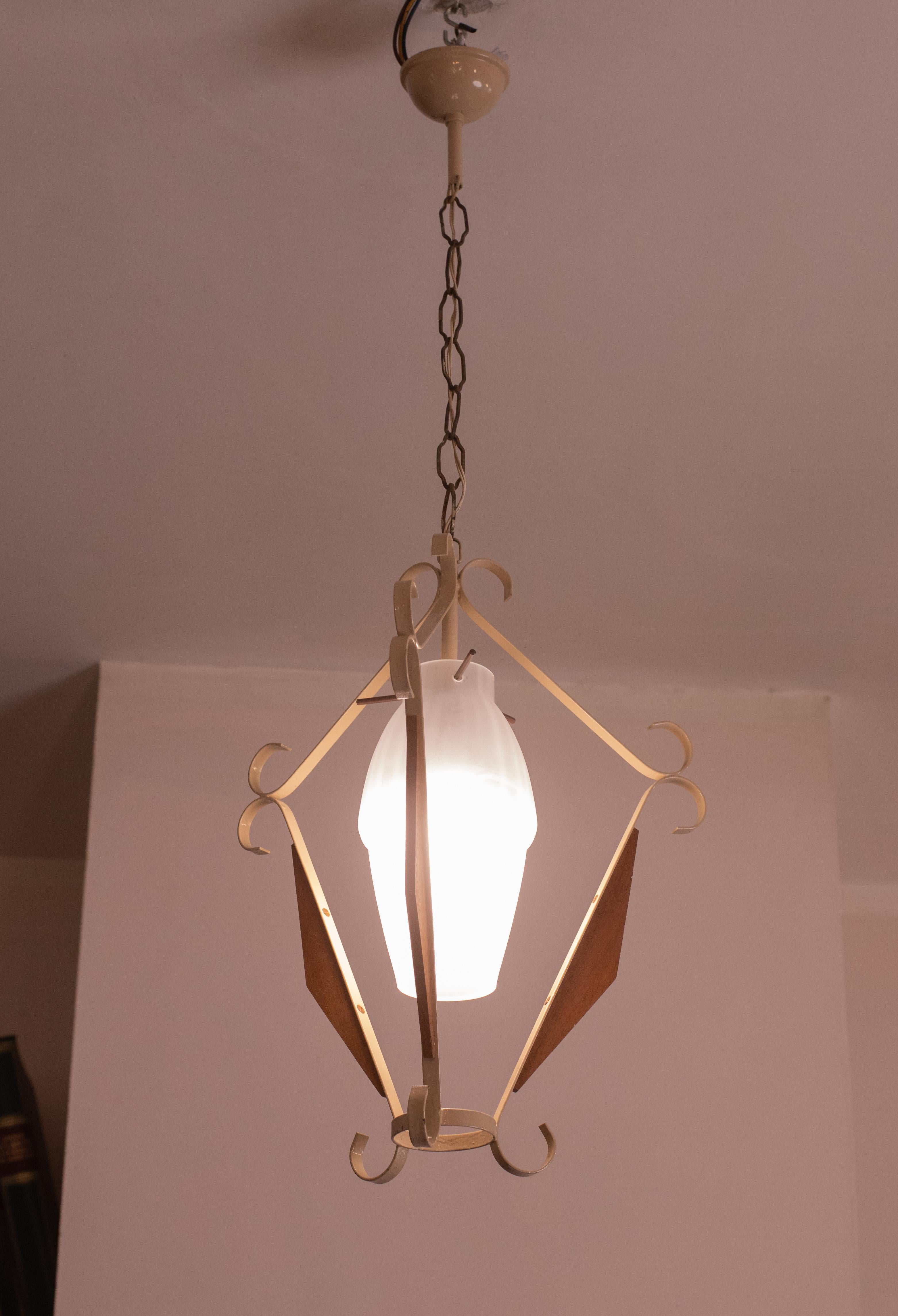 Stunning 1970s Italian Stilnovo pendant.

The light is in excellent vintage condition with all original pieces.

It mounts a European standard e14 light, perfect for decorating a small room such as an entrance hall or corridor.

Measures:
