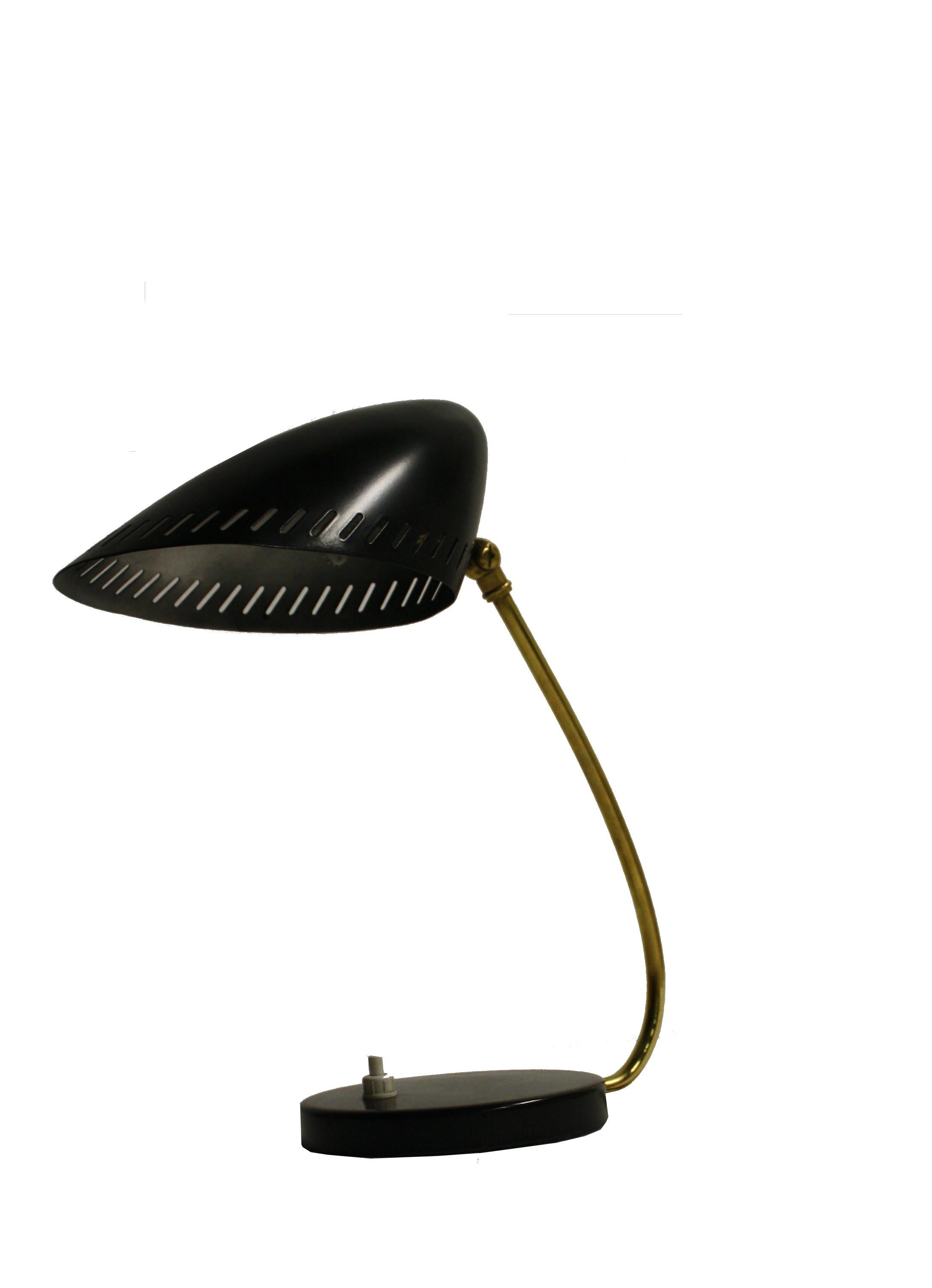Charming brass and black metal table lamp by Stilnovo.

This lamp has been saved and fully restored to it's former glory.

Polished brass and professionally restored the black coating on the shade.

The shade is articulated so It can be