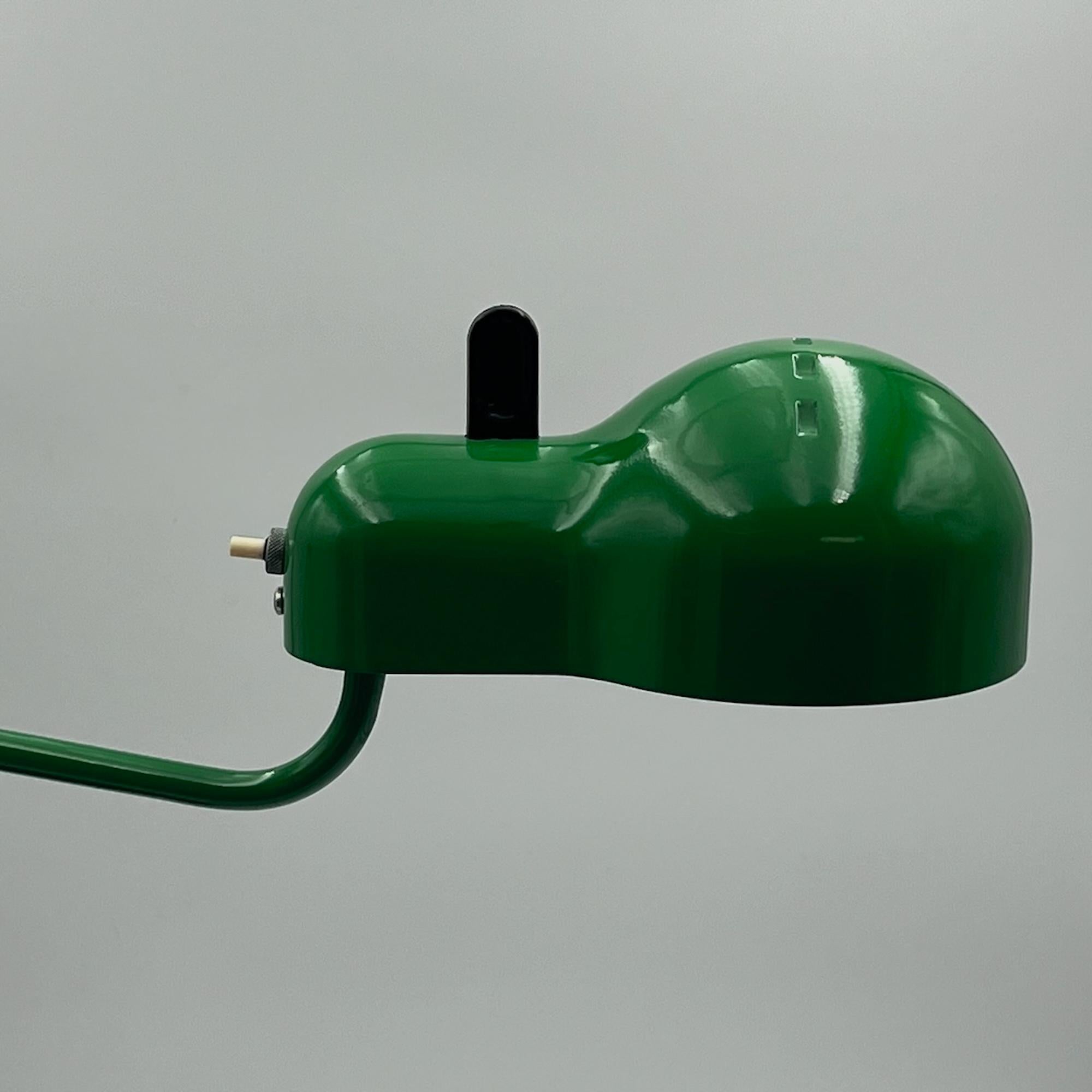 Découvrez l'attrait du design italien du milieu du siècle avec le lampadaire ou la lampe de table Stilnovo 'Topo' (ex. 'Mouse'), une création captivante de Joe Icone datant de l'année emblématique 1970. Cette authentique lampe vintage est un