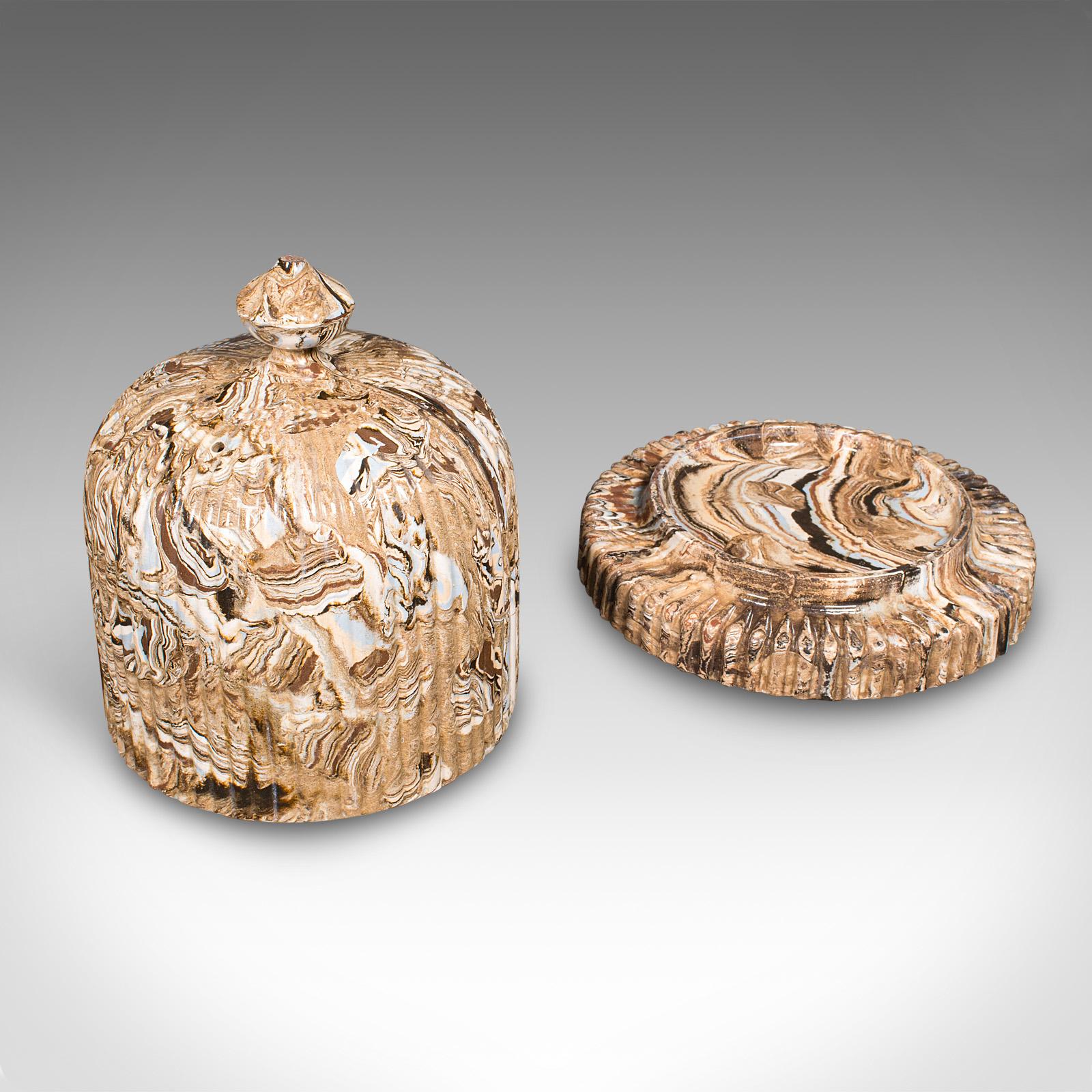 Si tratta di un superbo porta formaggio Stilton della metà del XX secolo in stile Revival Georgiano, squisitamente realizzato con una finitura in ceramica marmorizzata alla maniera di Copeland's Agateware. Questa cupola vintage, risalente al 1950