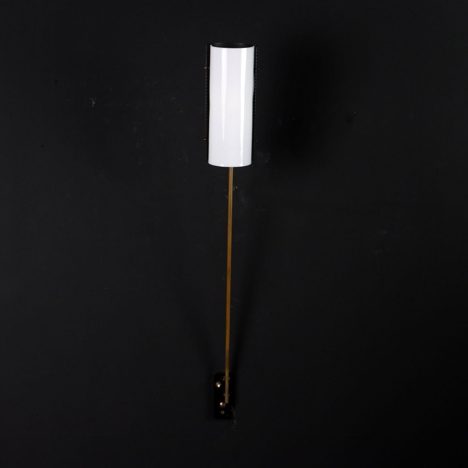 Wall lamp in brass, enamelled metal and methacrylate.