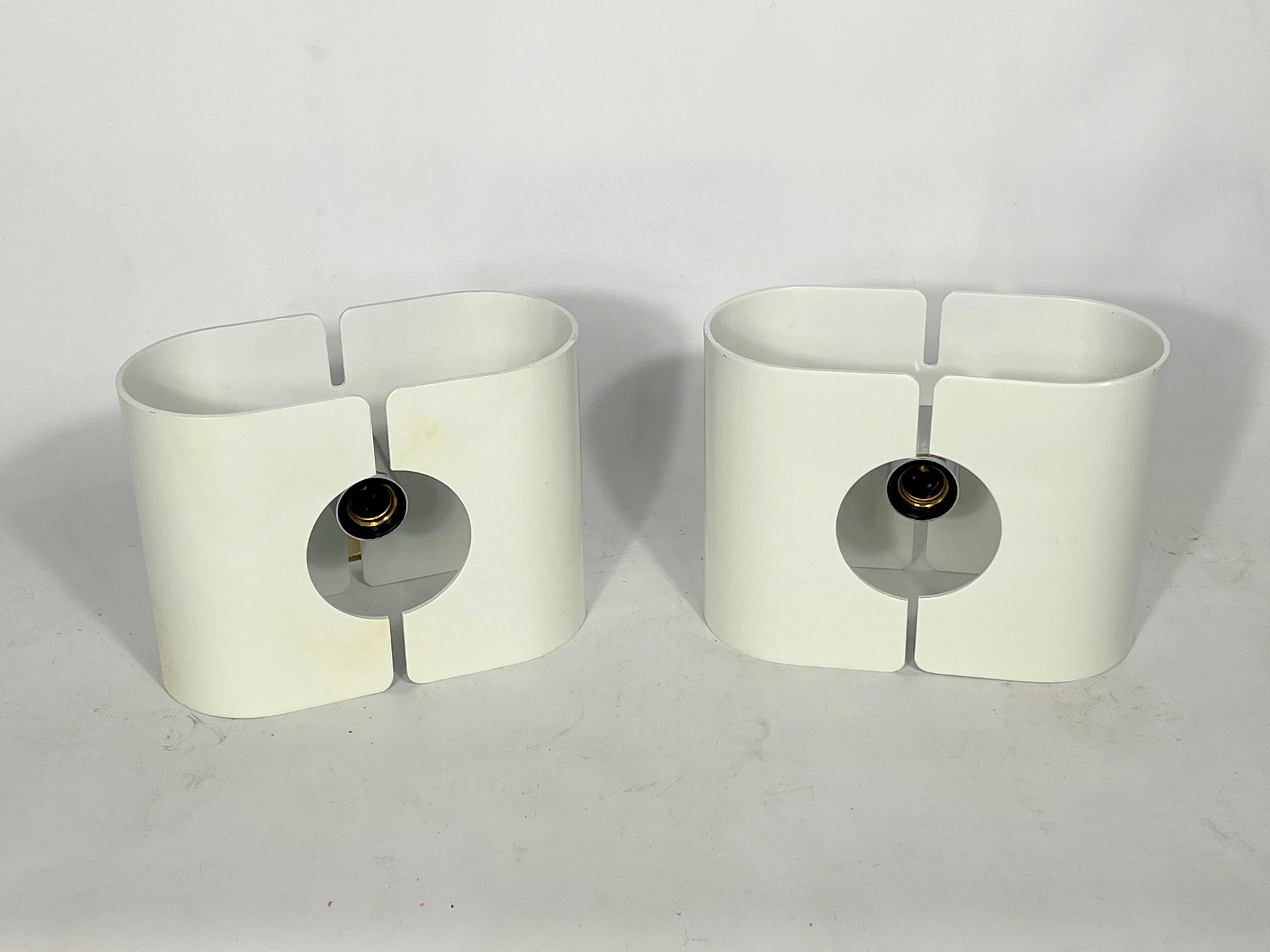 Great condition for this set of two white lacquered metal sconces produced by Stilux Milano during the 70s. Manufacturing Tag and label. Mendola model. Full working with EU standard, adaptable on demand for USA standard.