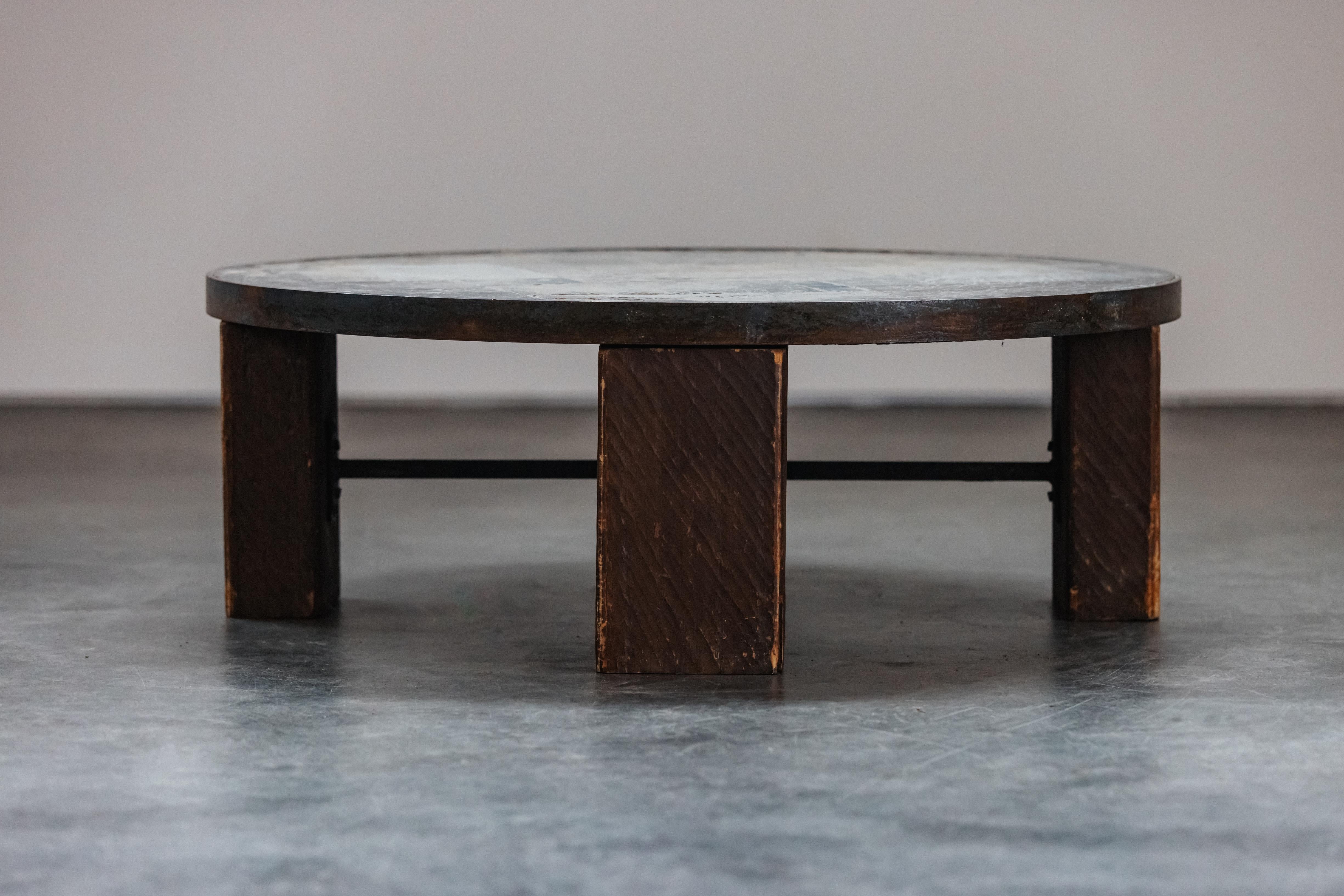 Table basse vintage en pierre et chêne de France, Circa 1960.  Dessus en pierre composé de carreaux d'ardoise encastrés.  Deux pièces.  Légère usure et utilisation.