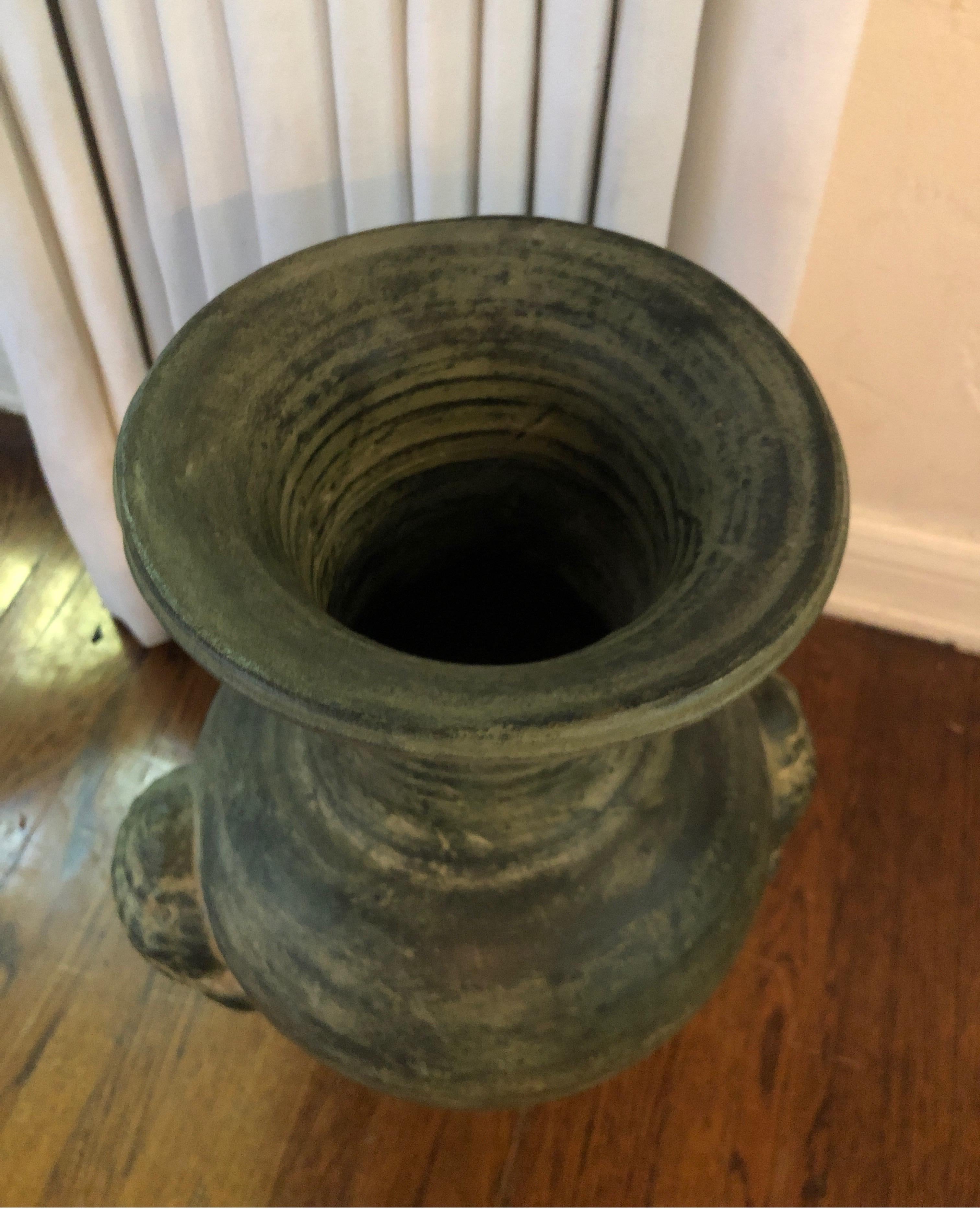 Vieille urne/vase en pierre avec visage/tête de Bouddha en vente 2