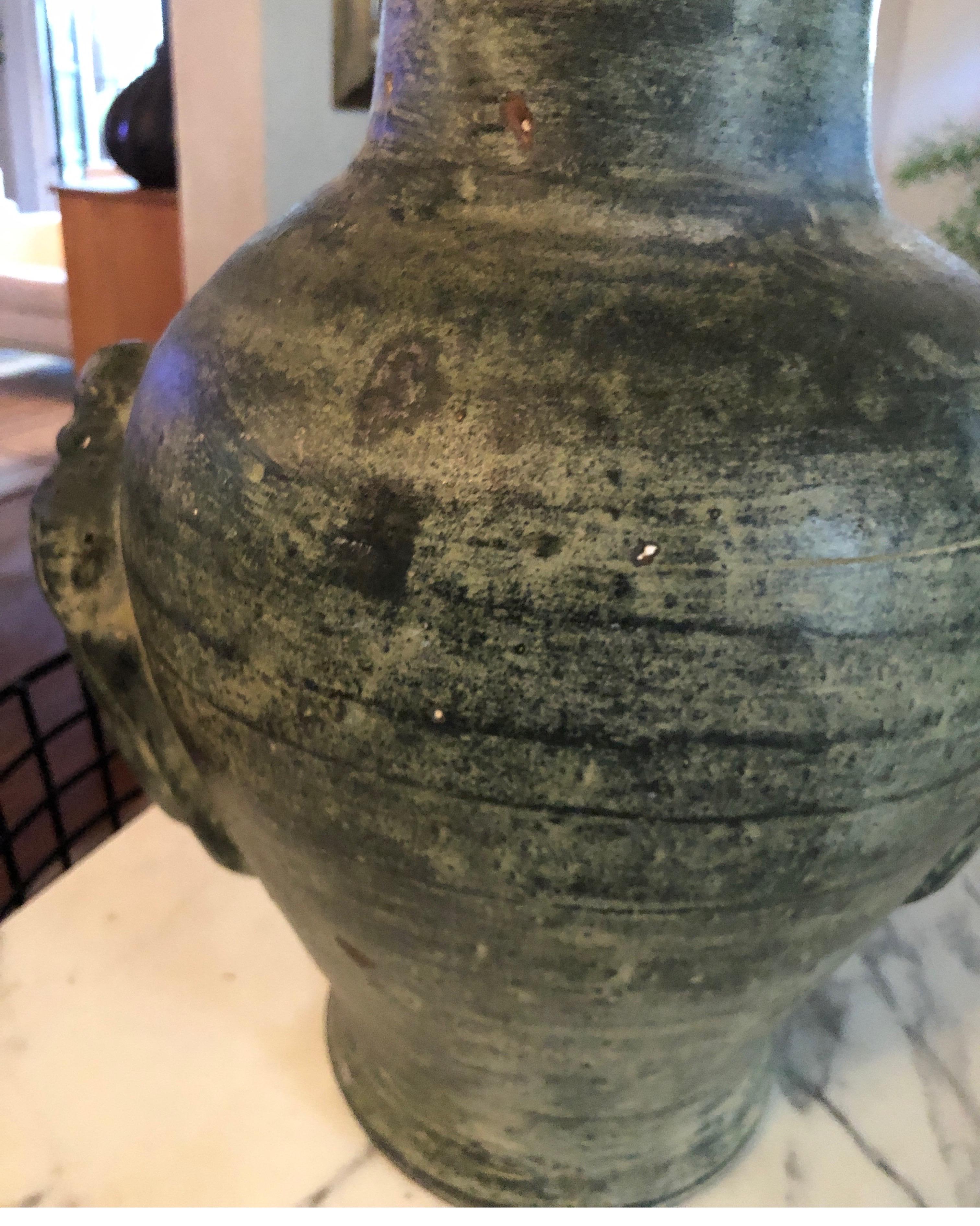 Vieille urne/vase en pierre avec visage/tête de Bouddha en vente 4