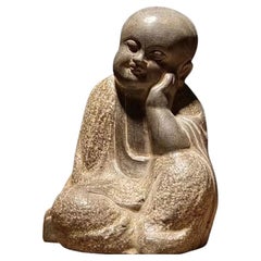 Kleine sitzende Monk-Statue aus Steinschnitzerei