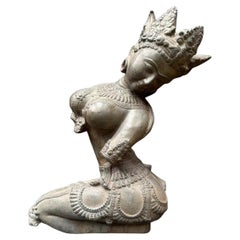 Vintage Stone Carving of North Indian Apsara Celestial Goddess Statue (Sculpture en pierre de la déesse céleste Apsara)