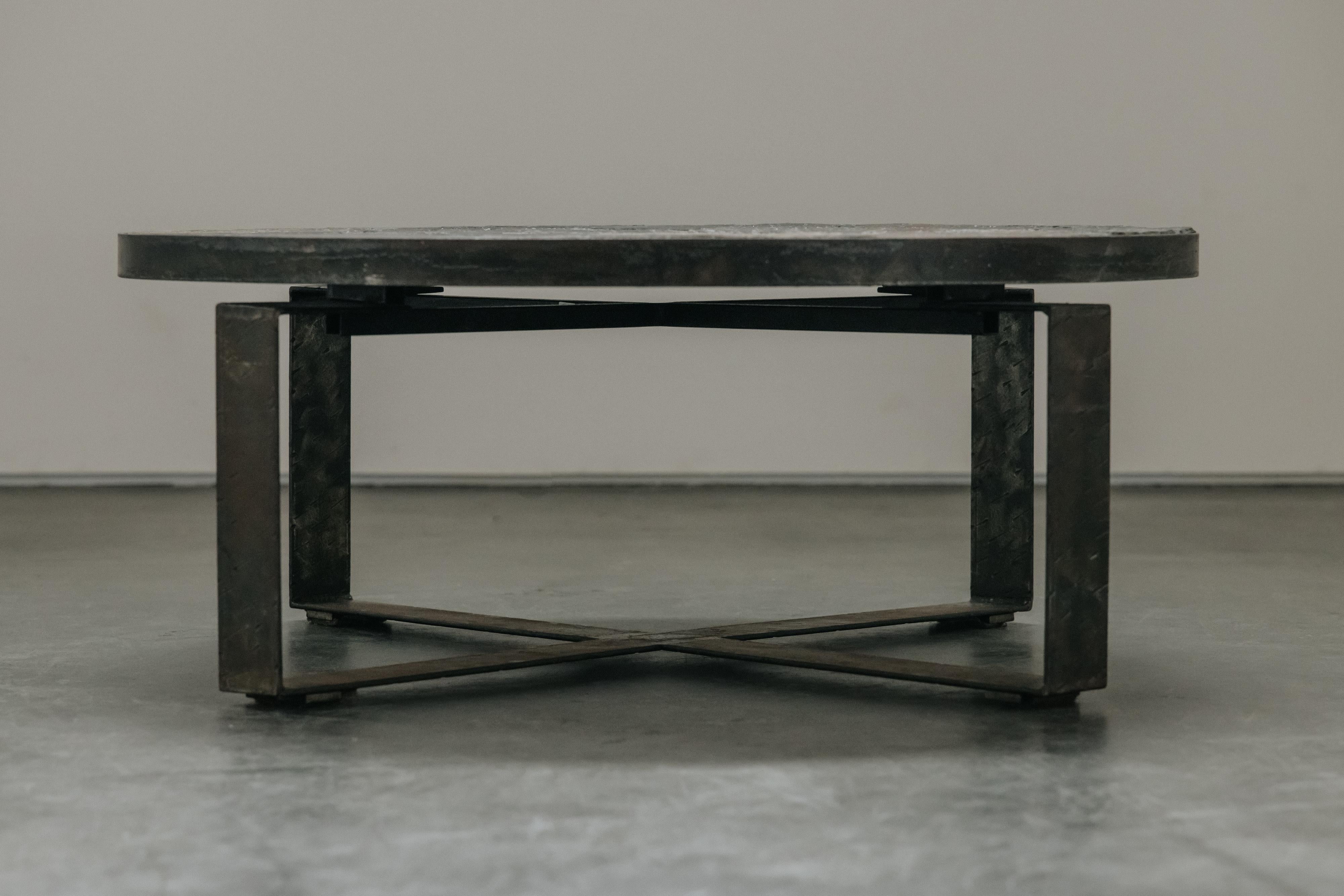 Table basse vintage en pierre de France, Circa 1970.  Plateau en pierre incrustée sur une base en acier.  Usure et utilisation très légères.