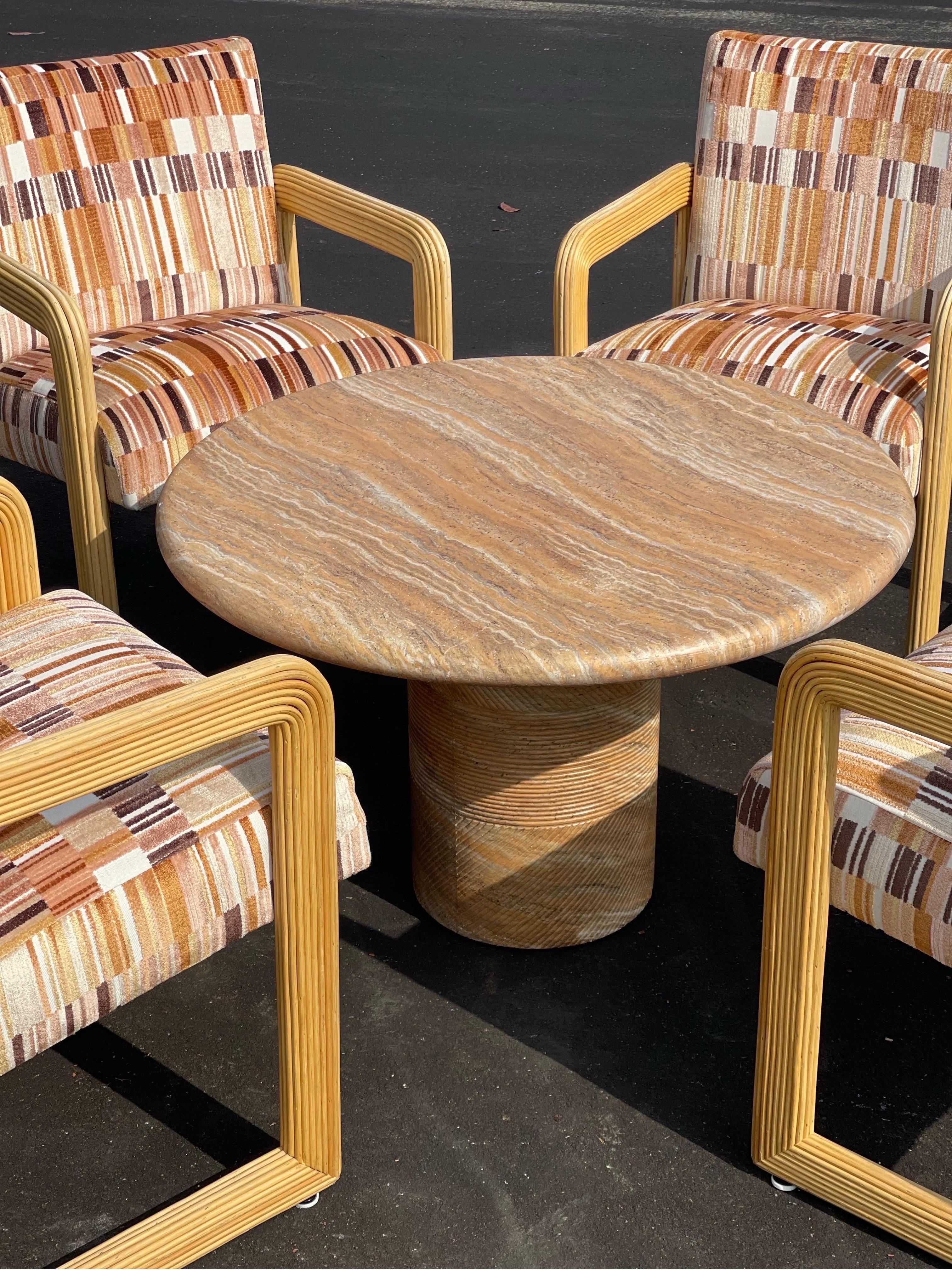 Wunderschöner Vintage-Couchtisch mit erdfarbener Maserung und geätztem Sockel. Can als Couchtisch oder Beistelltisch verwendet werden. Can für den Außen- und Innenbereich verwendet werden. 