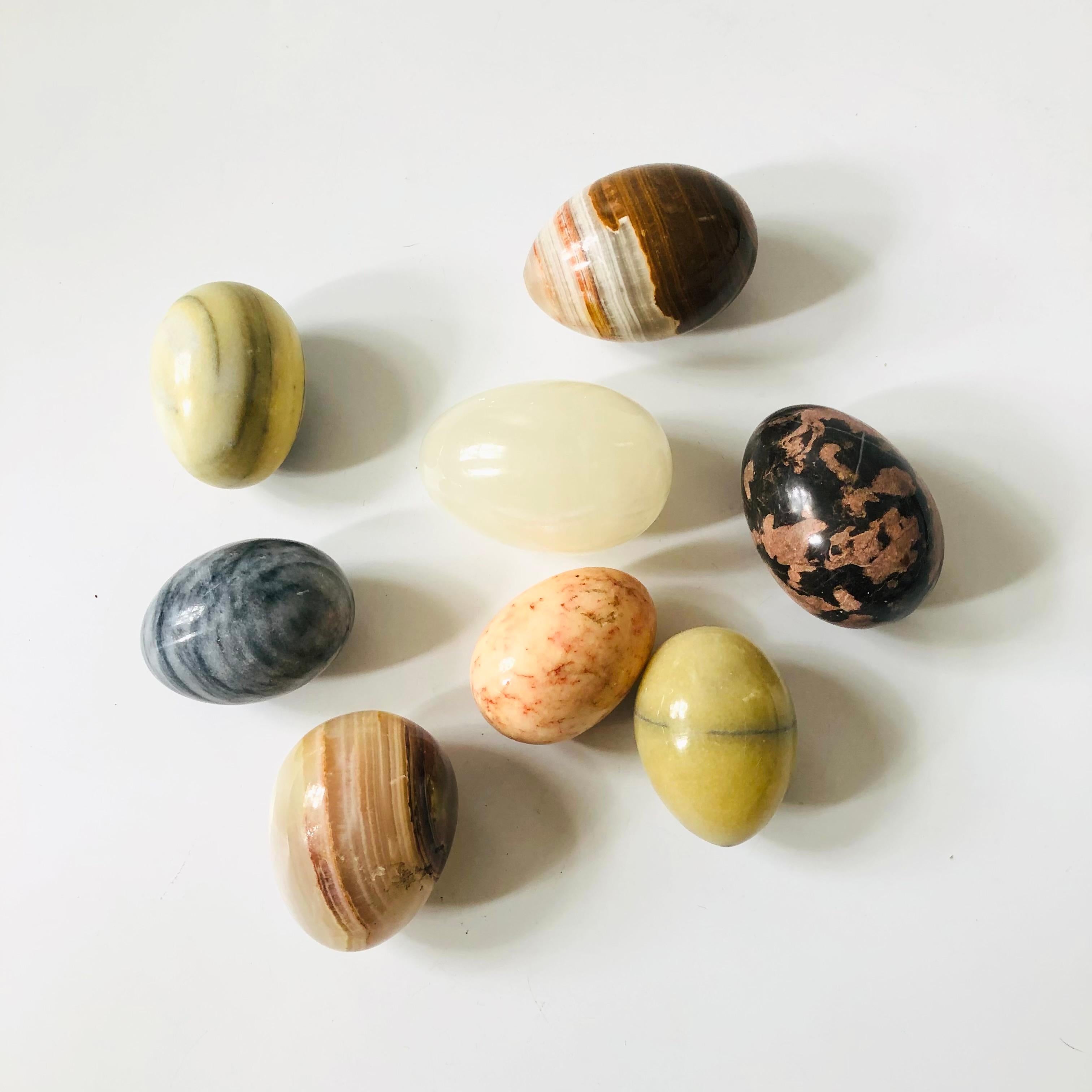 Un ensemble de 8 œufs décoratifs en albâtre. Belle variété de couleurs et veinage naturel de la pierre.
Chacune mesure environ 2,5