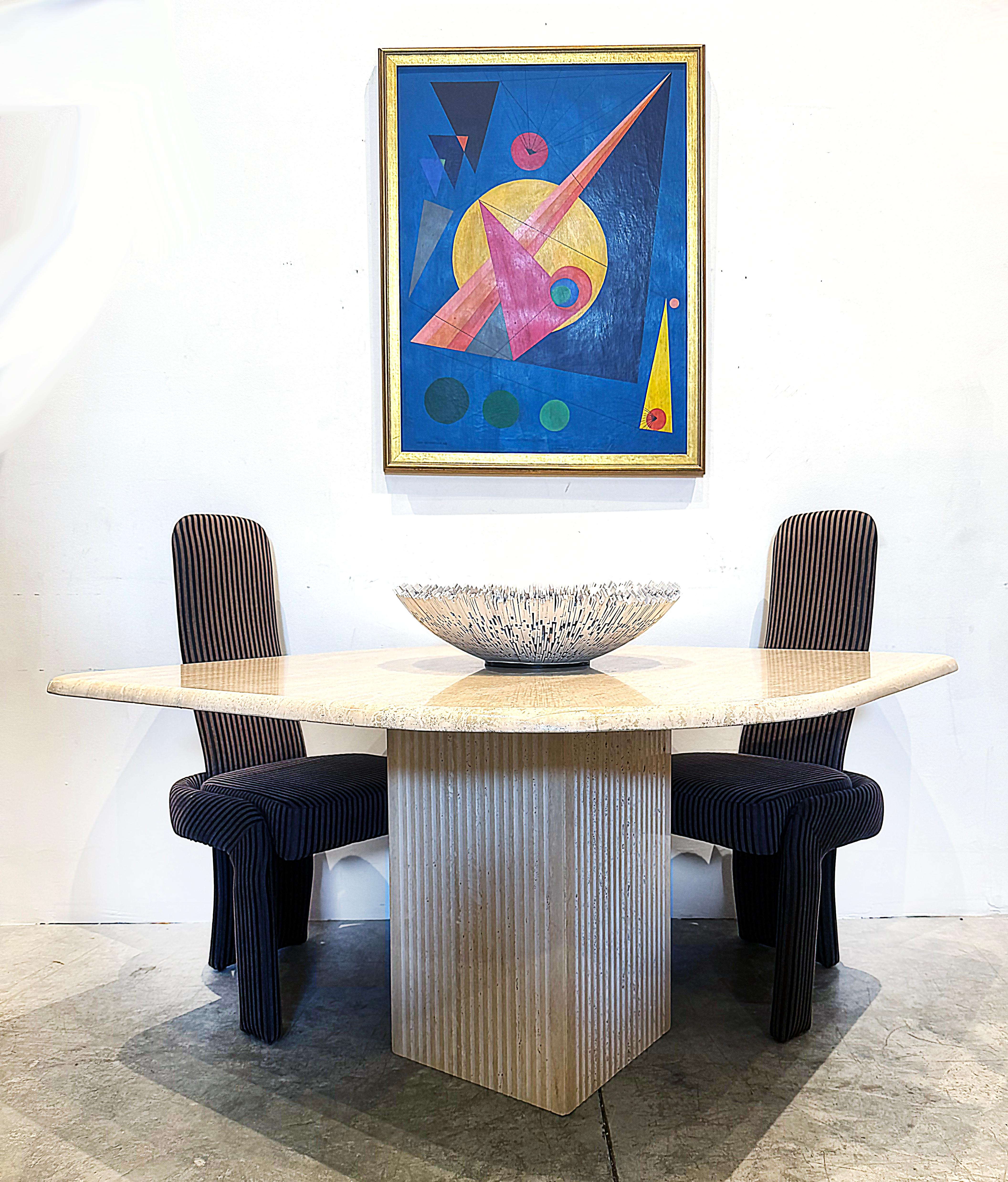 Table en travertin italien en forme d'œil, Vintage Stone International, années 1980


Nous proposons à la vente une table de salle à manger italienne vintage en travertin en forme d'œil, datant des années 1980. Le plateau est substantiel, avec un