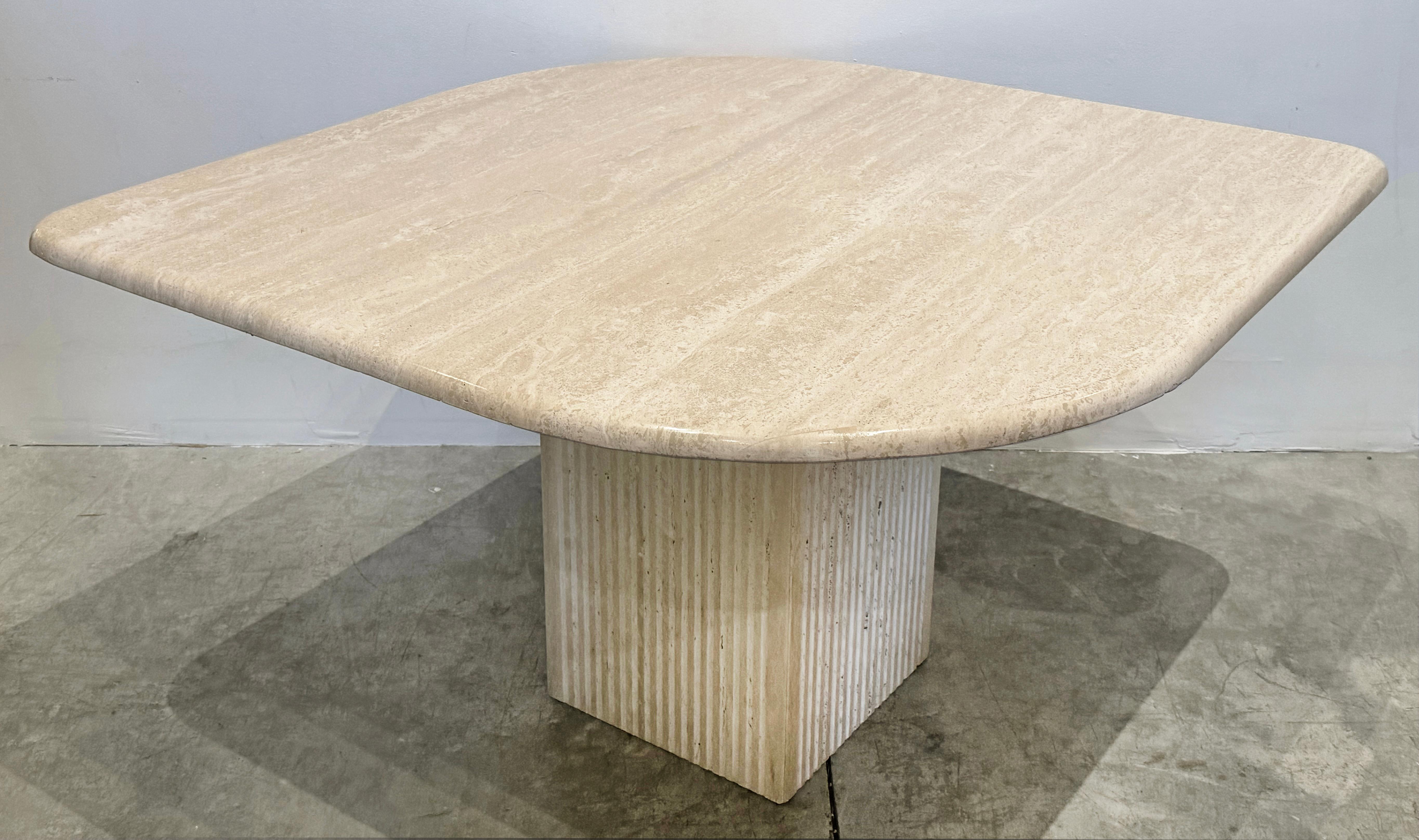 Table en travertin italien en forme d'œil, Vintage Stone International, années 1980 Bon état - En vente à Miami, FL