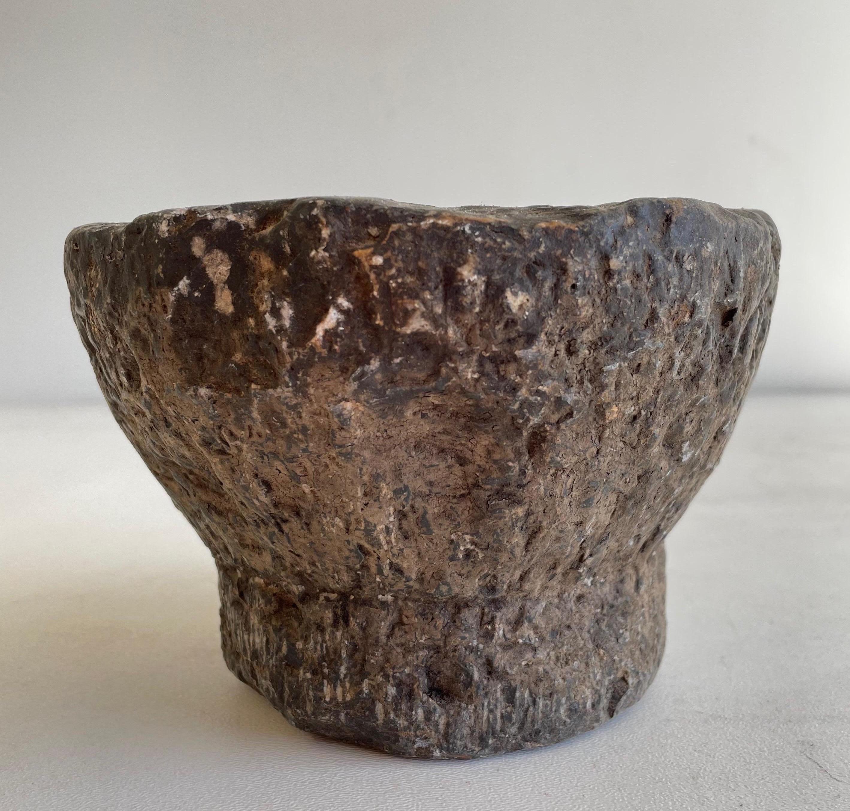 Ancien bol à mortier en pierre, très bel objet décoratif, ou peut être utilisé. Accessoires non inclus 
Taille : 6 1/4