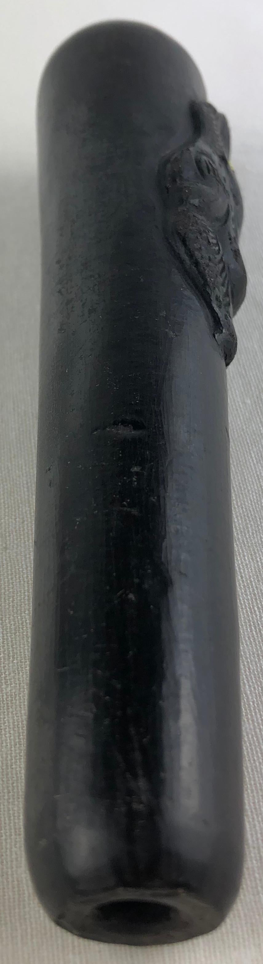 Pipa vintage in pietra di Kathmandu, Nepal, con testa di elefante intagliata a mano.
Bellissima pipa in legno intagliata a mano proveniente da Sumatra, circa 1950. 

Sarebbe perfetto su un supporto minimalista in metallo nero o in plexiglass.