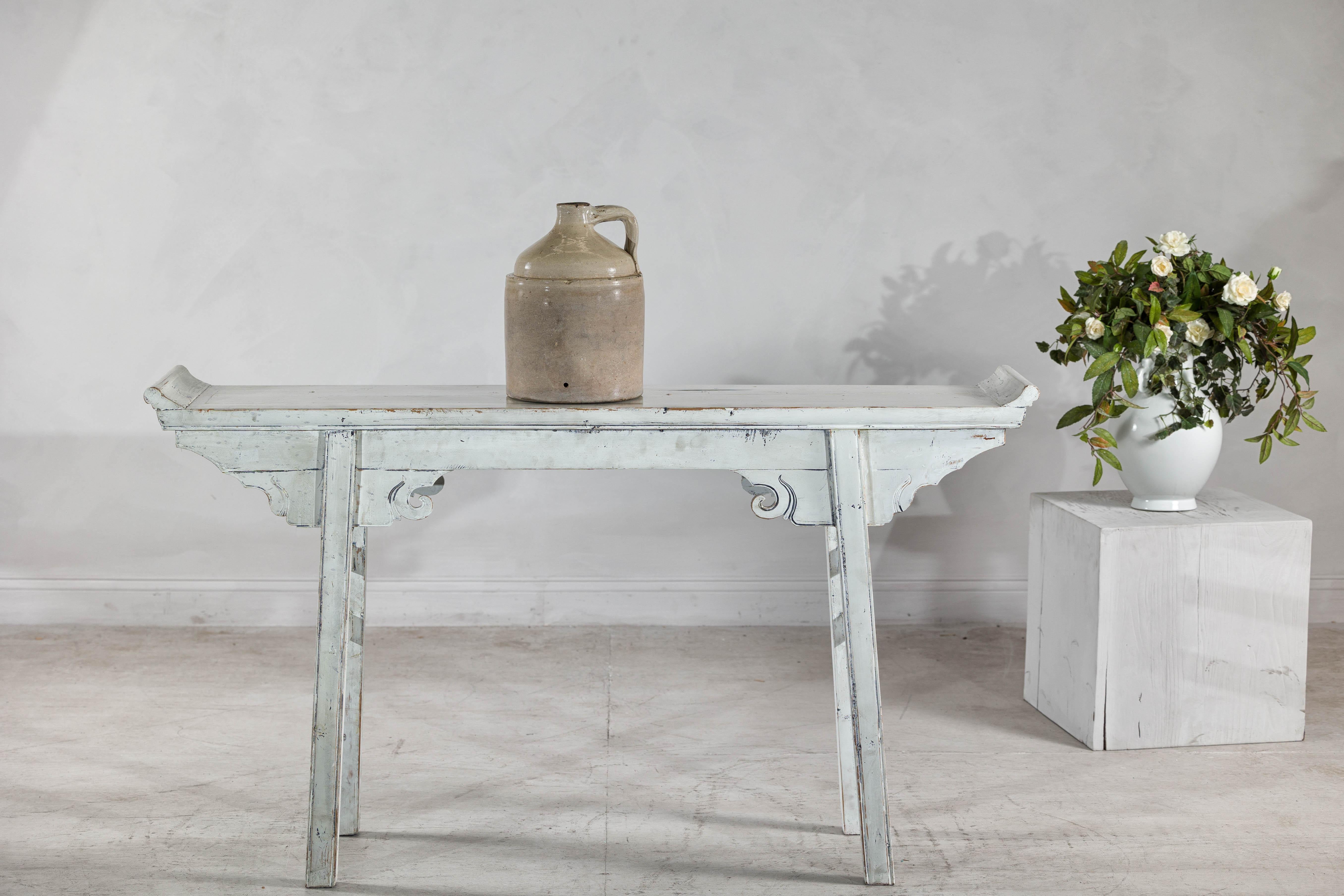 Rustikaler glasierter Krug im Vintage-Stil mit hinterem Henkel. Diese Vintage-Keramikkanne mit Henkel, rundem Bauch und einer 2,25-Zoll-Mündung bietet sowohl Funktionalität als auch rustikalen Charme. Die gedämpfte Glasur und die reiche Patina
