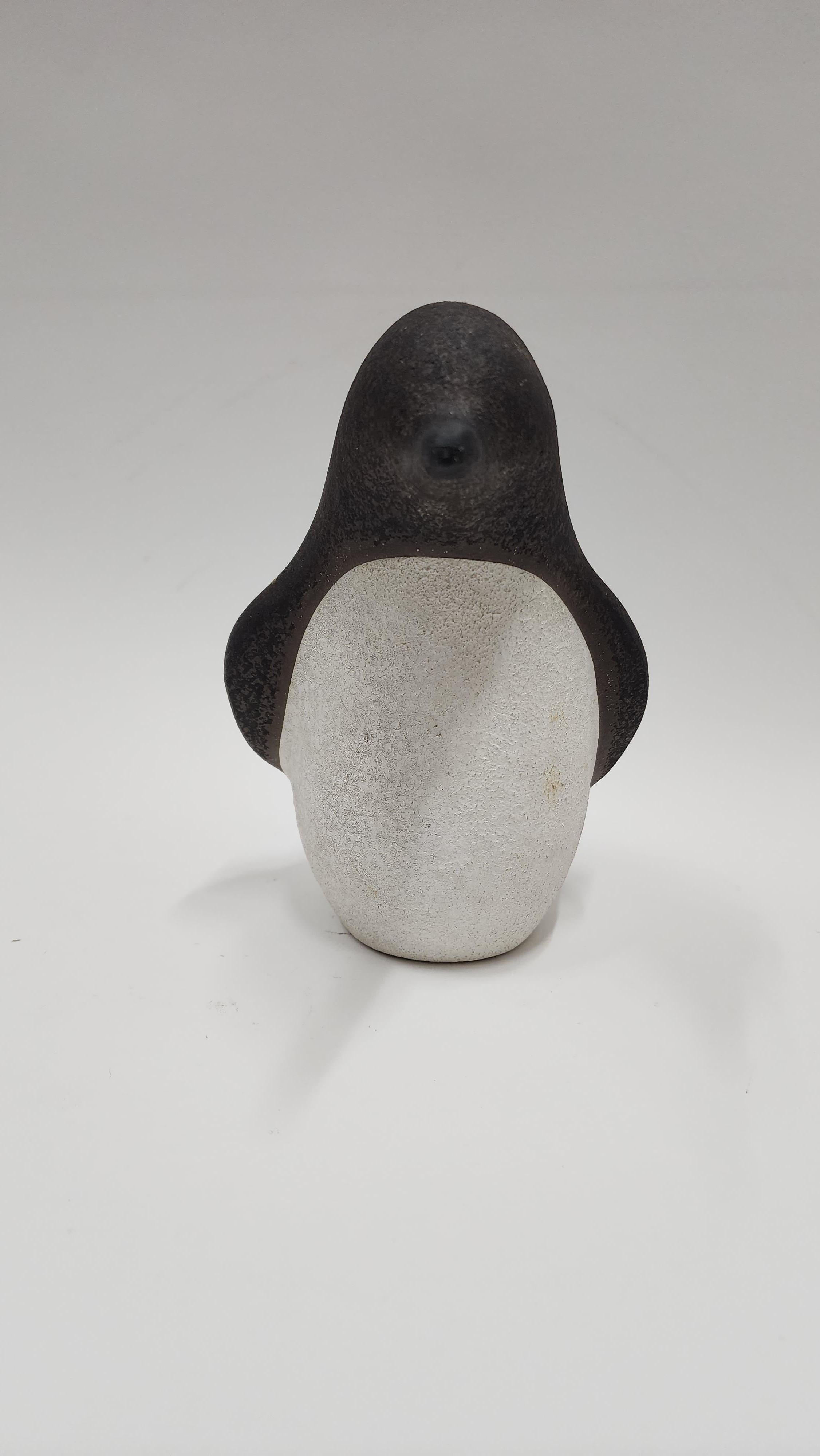 Splendida scultura di pinguino in gres firmata dall'artista John Seymour,  1986.