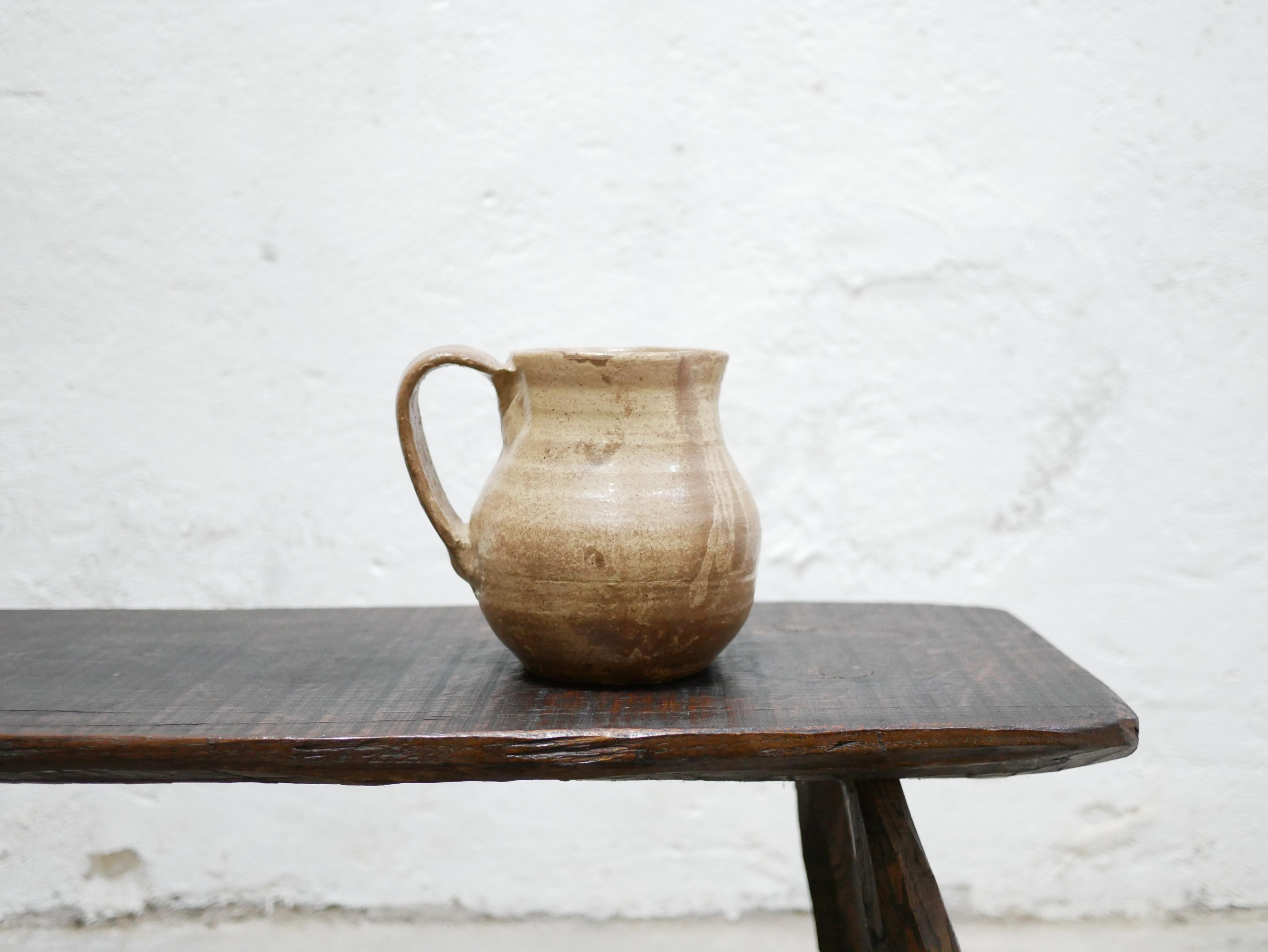 Pitcher in sandstone, Tournay, France dating from the 1960s.

With its modern shape and mineral hue, this ceramic will be perfect in a natural, refined and delicate decoration.
We simply imagine it placed on a shelf or piece of furniture, adorned
