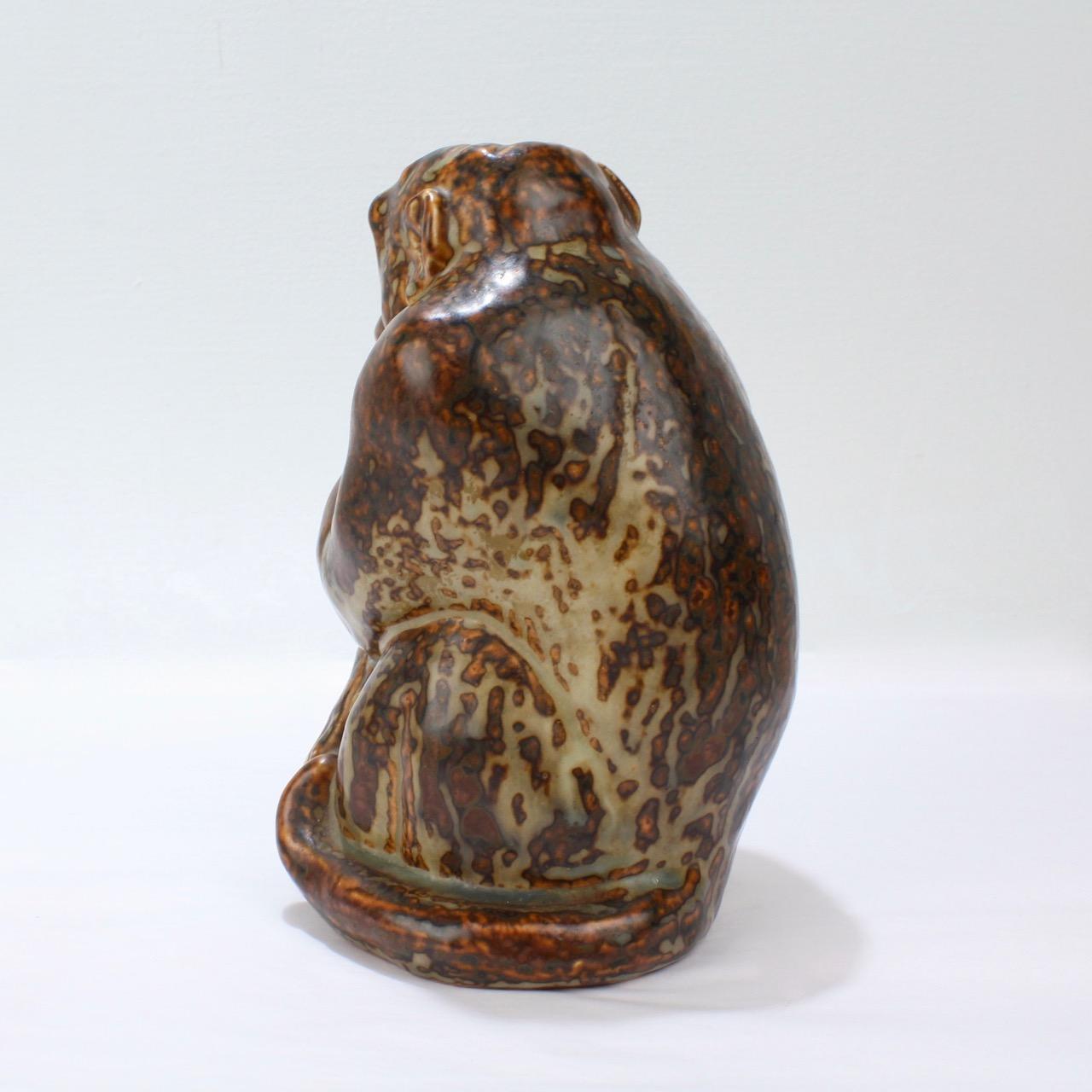 Figurine de singe vintage en poterie de grès par Knud Khyn pour Royal Copenhagen Bon état - En vente à Philadelphia, PA