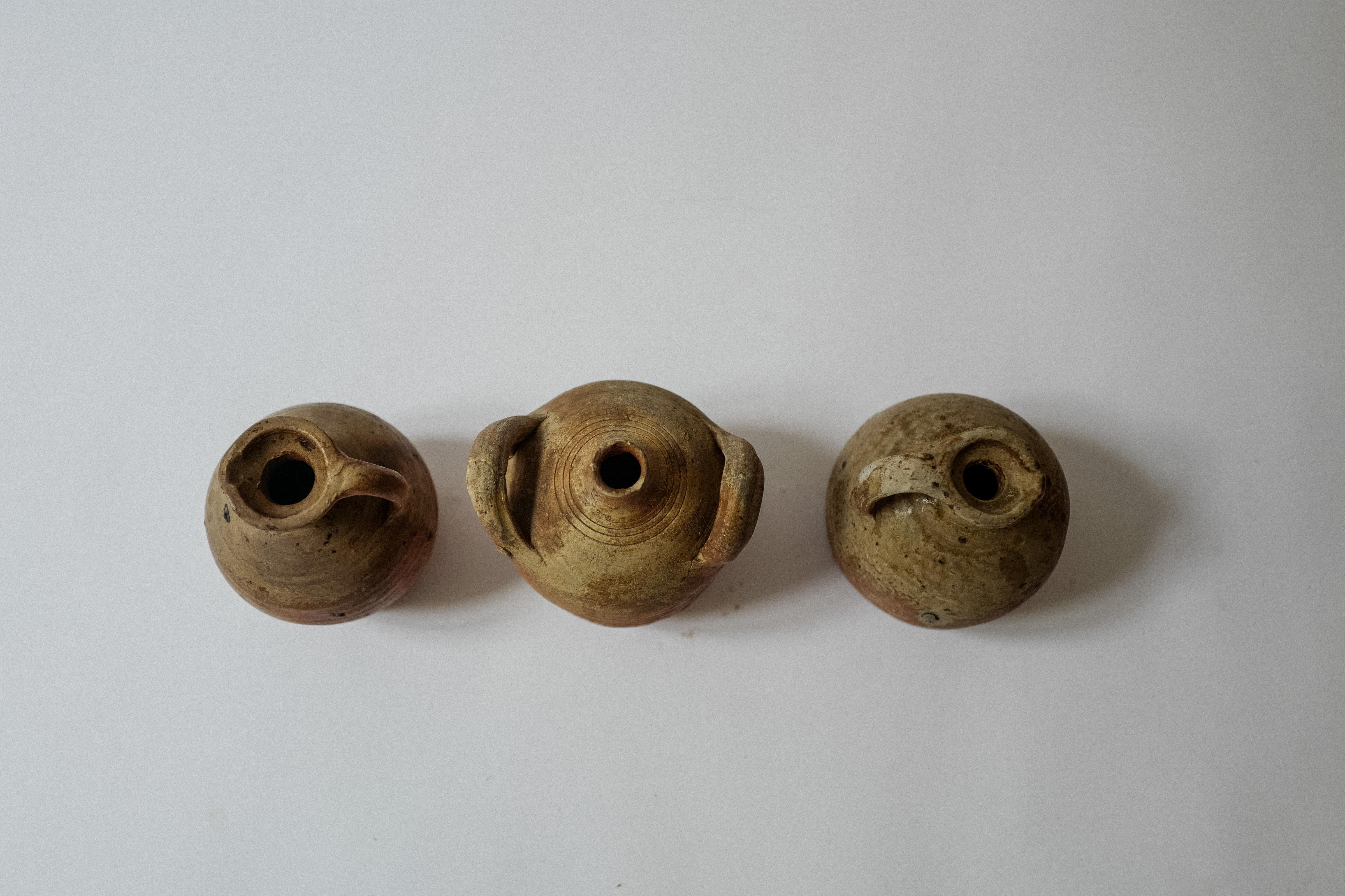 Francese Set di 3 brocche per l'acqua in gres della provincia francese del XIX secolo con patina in vendita